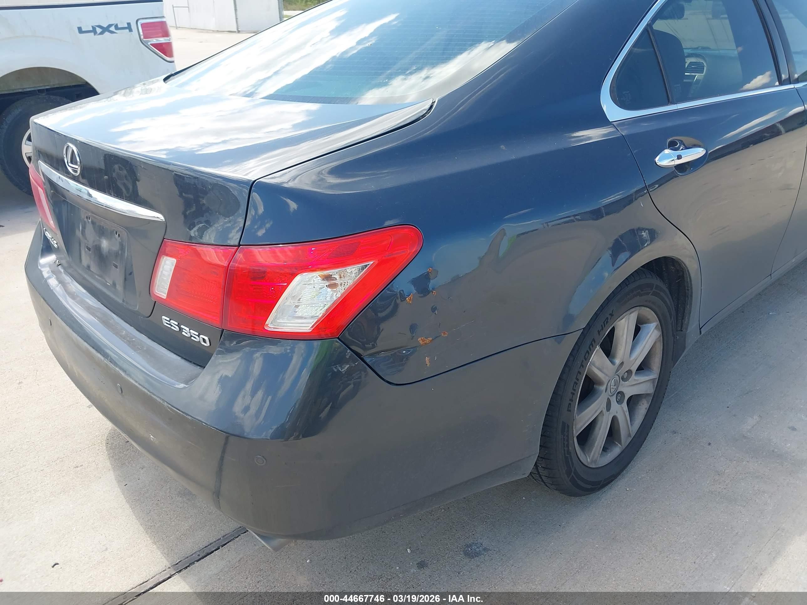 LEXUS ES image 6