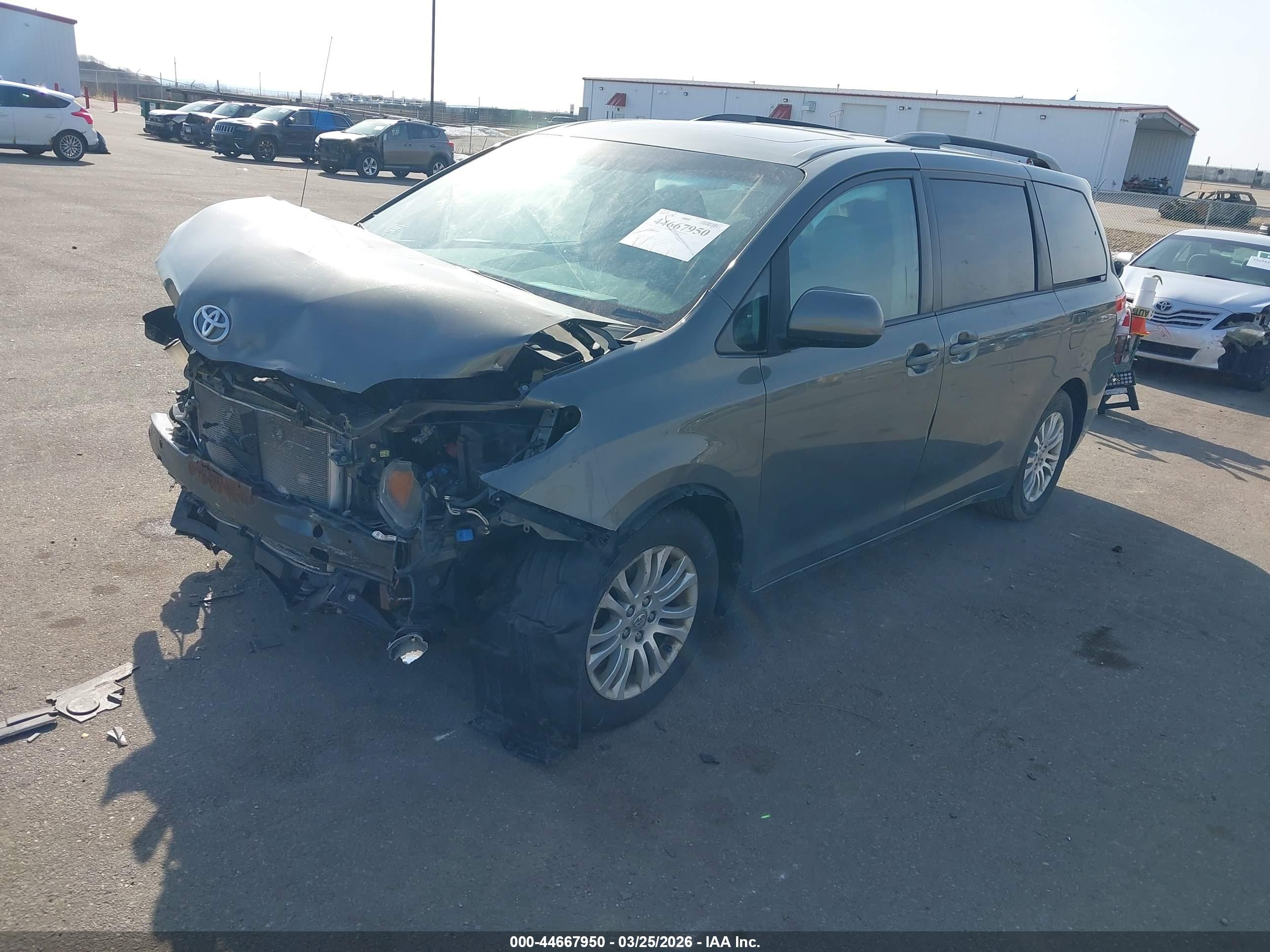 TOYOTA SIENNA image 2