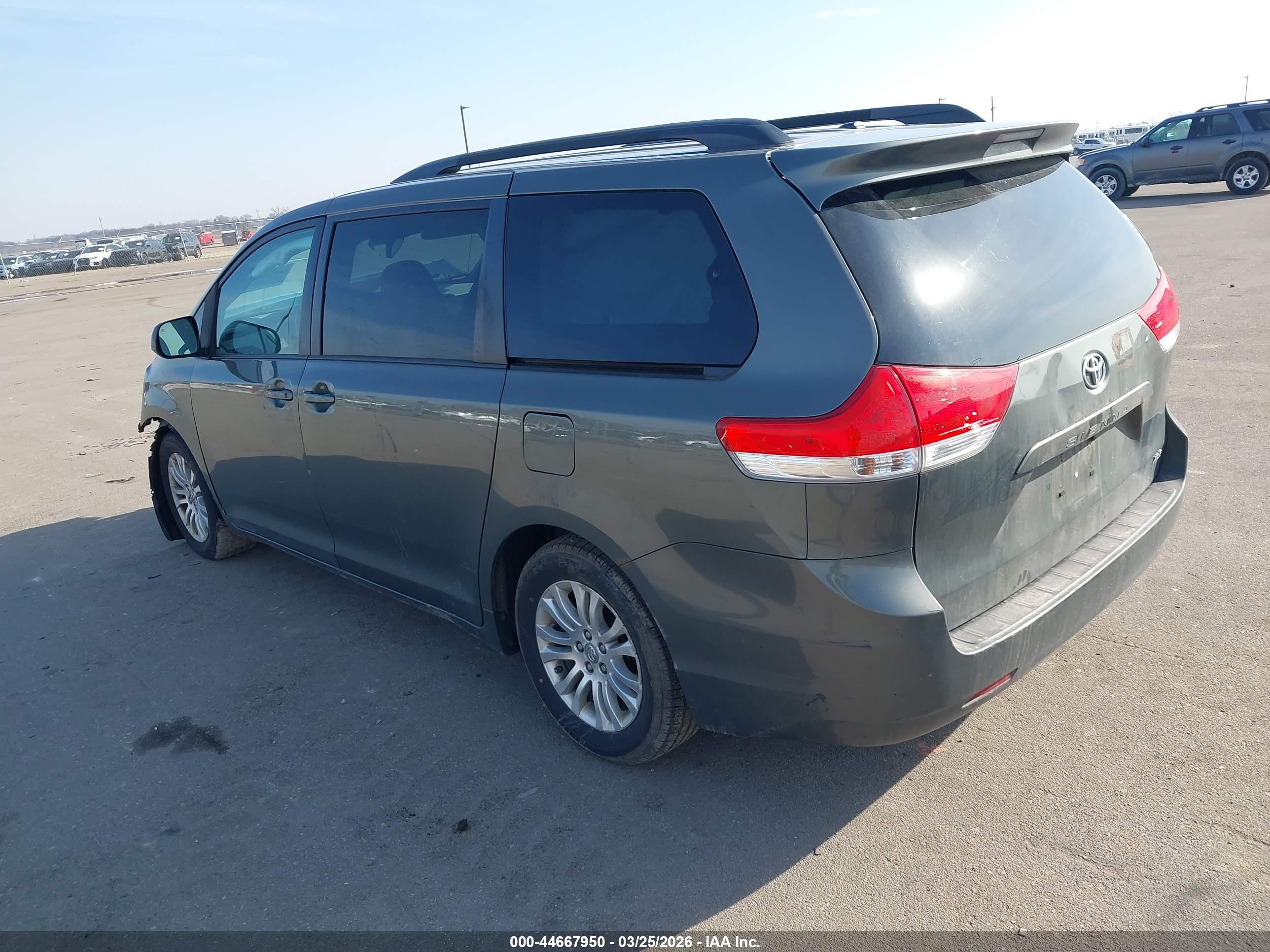 TOYOTA SIENNA image 3