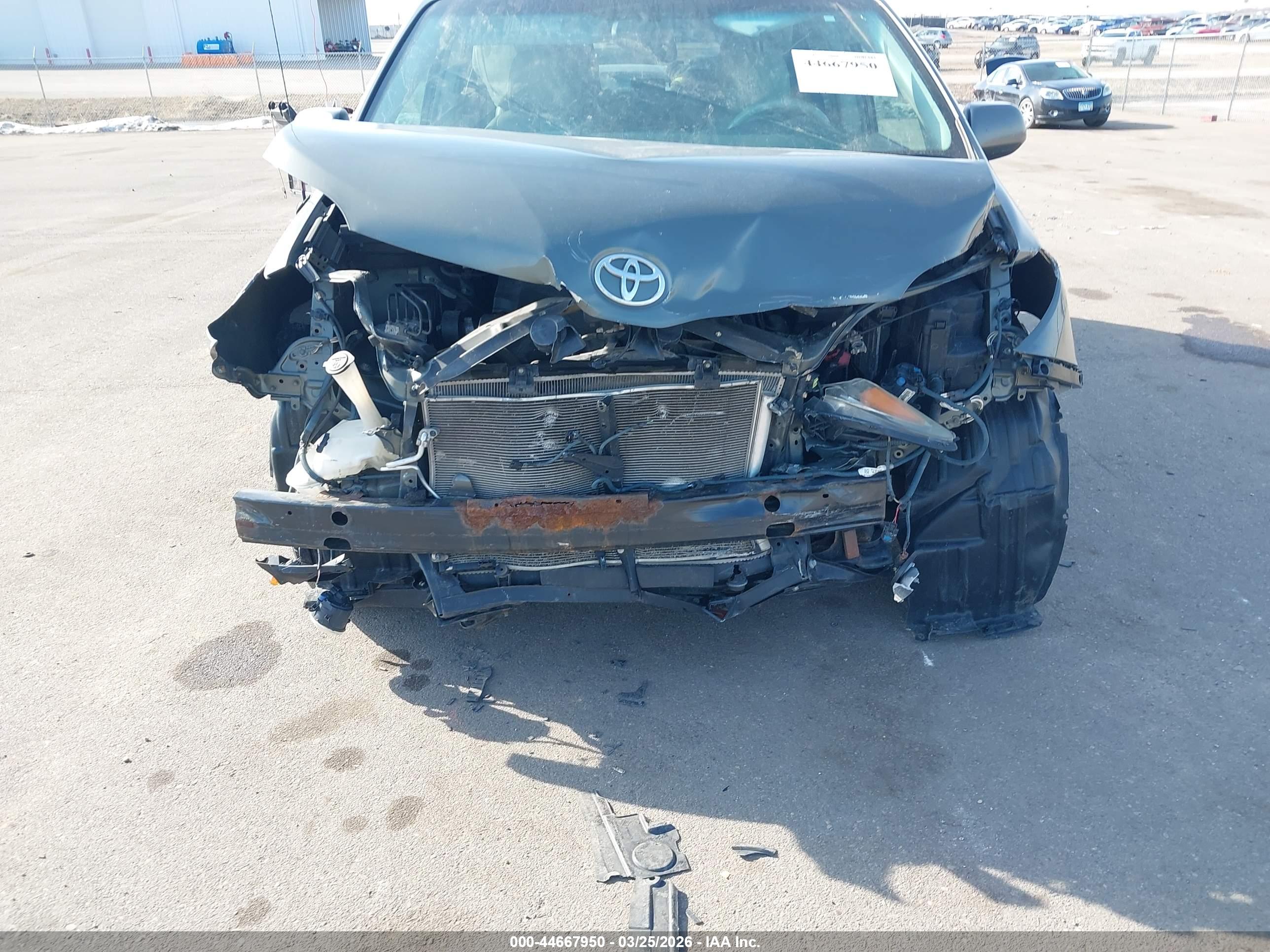 TOYOTA SIENNA image 6