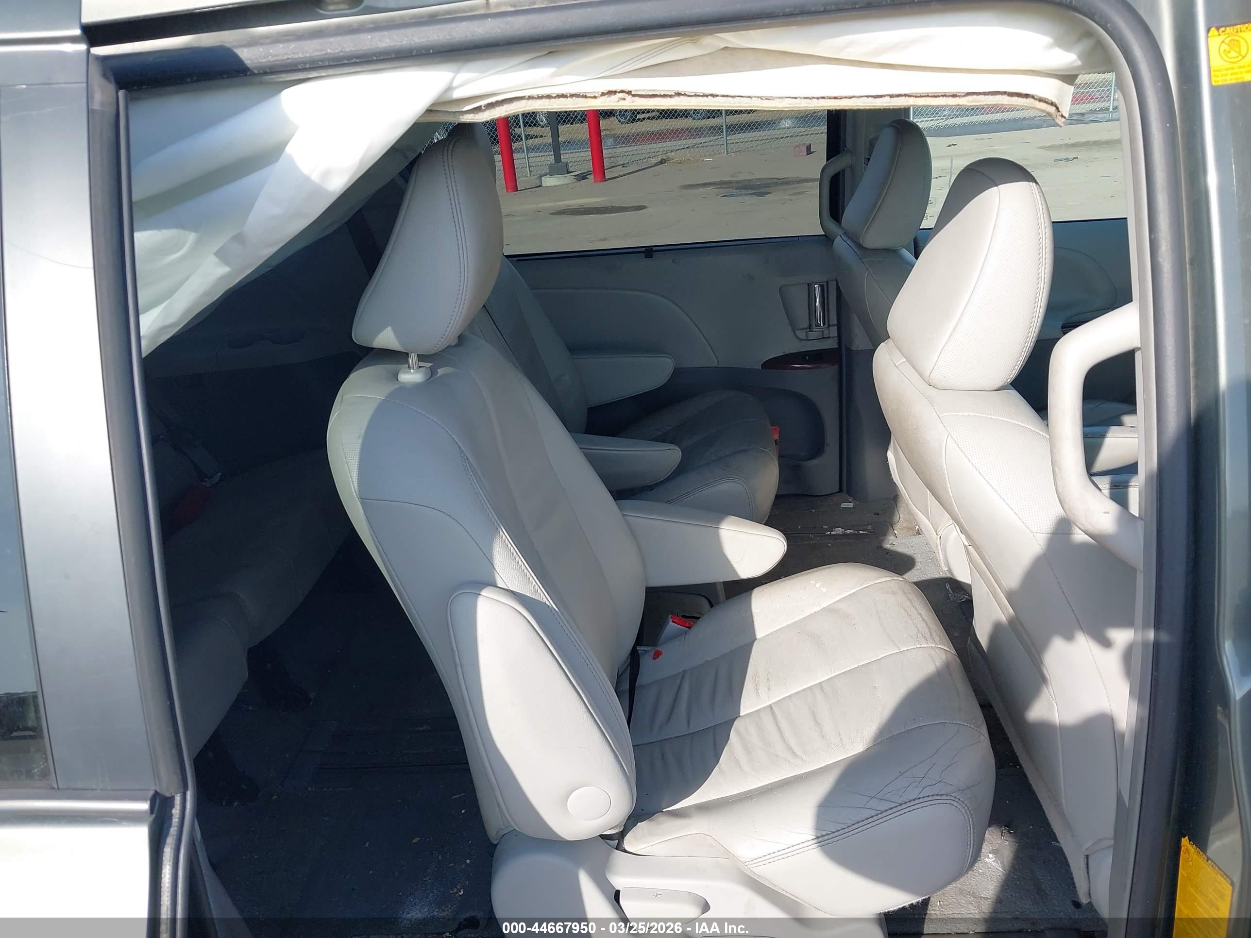 TOYOTA SIENNA image 8