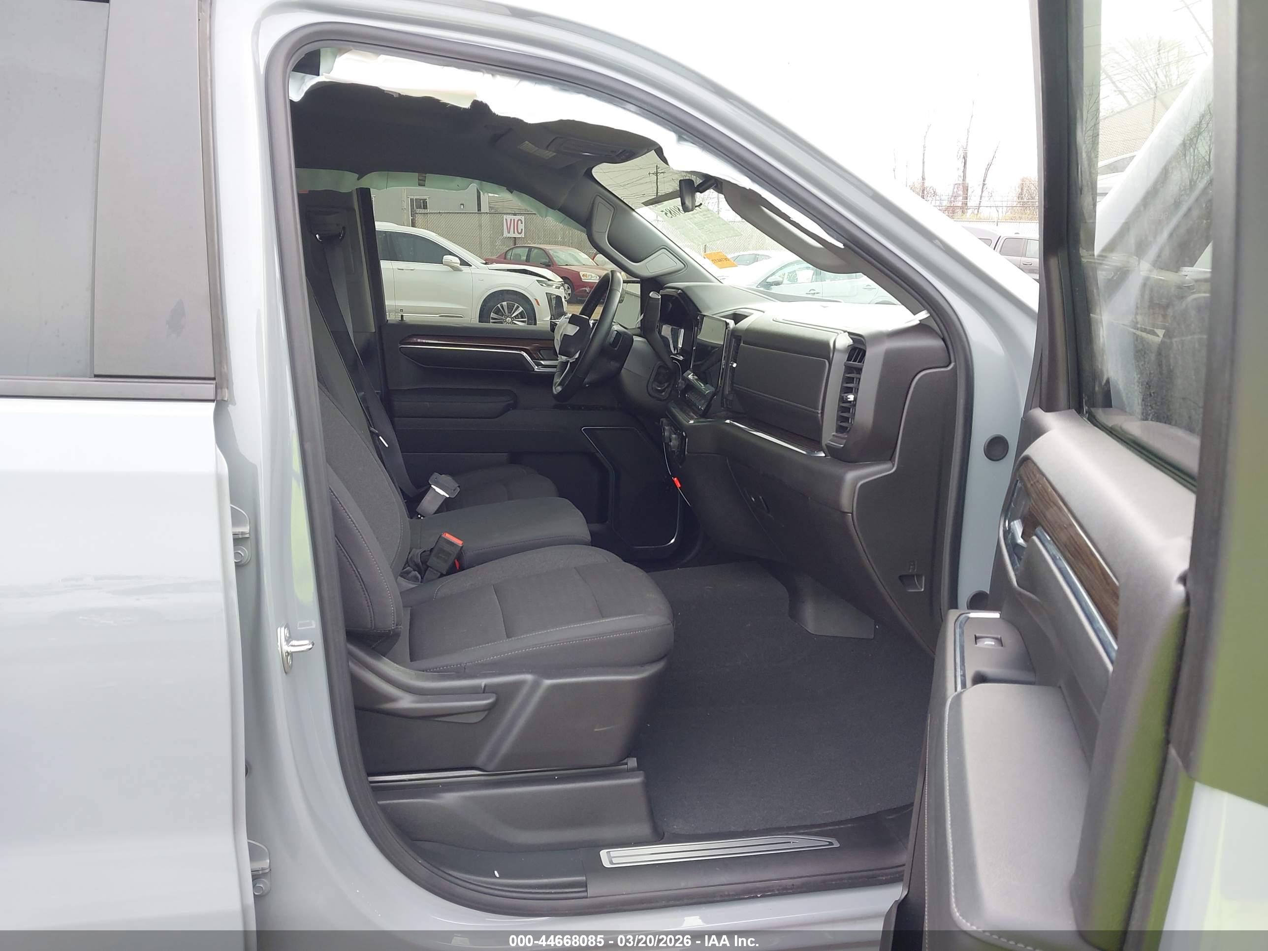 CHEVROLET SILVERADO image 5