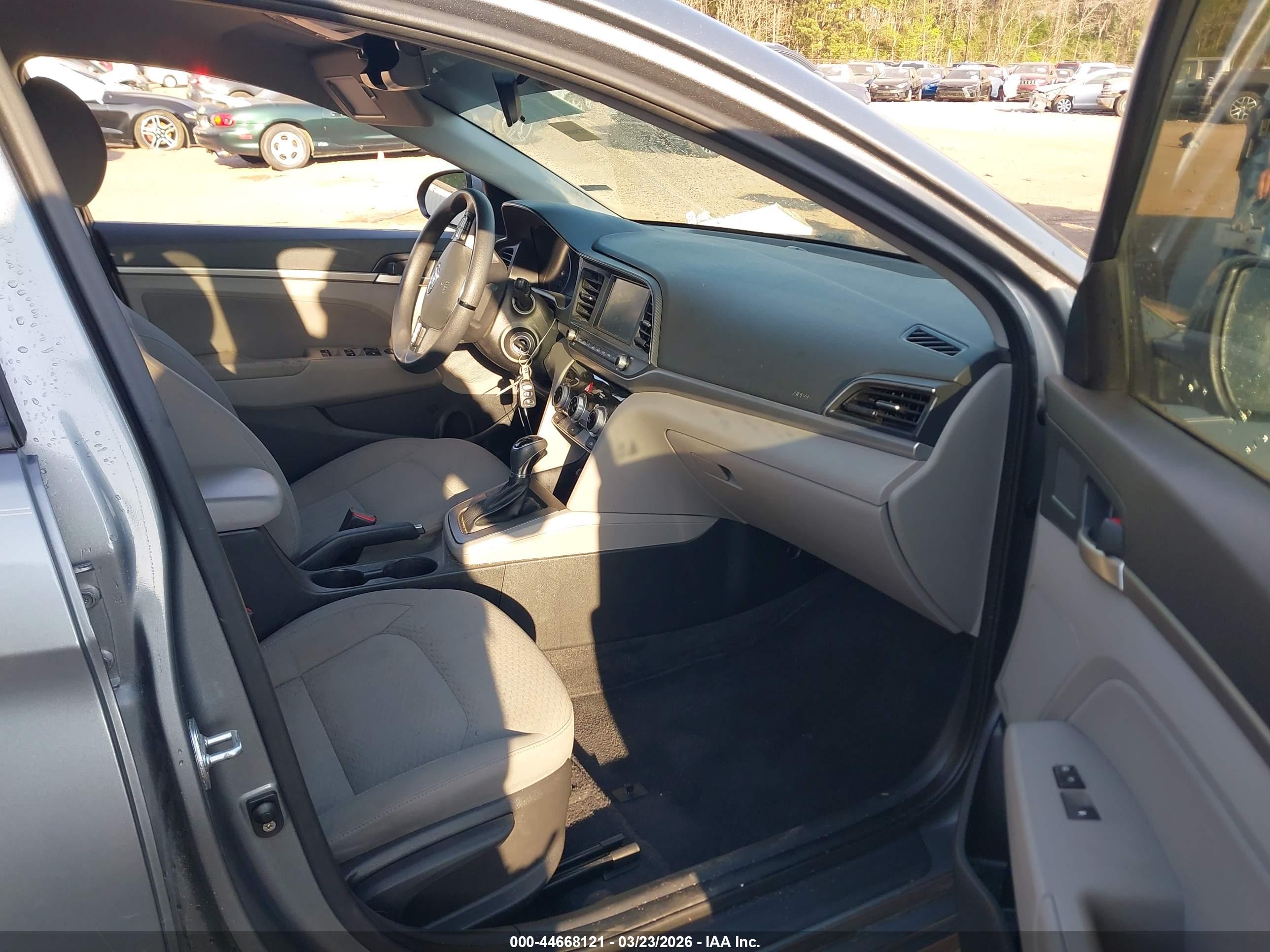 HYUNDAI ELANTRA image 5