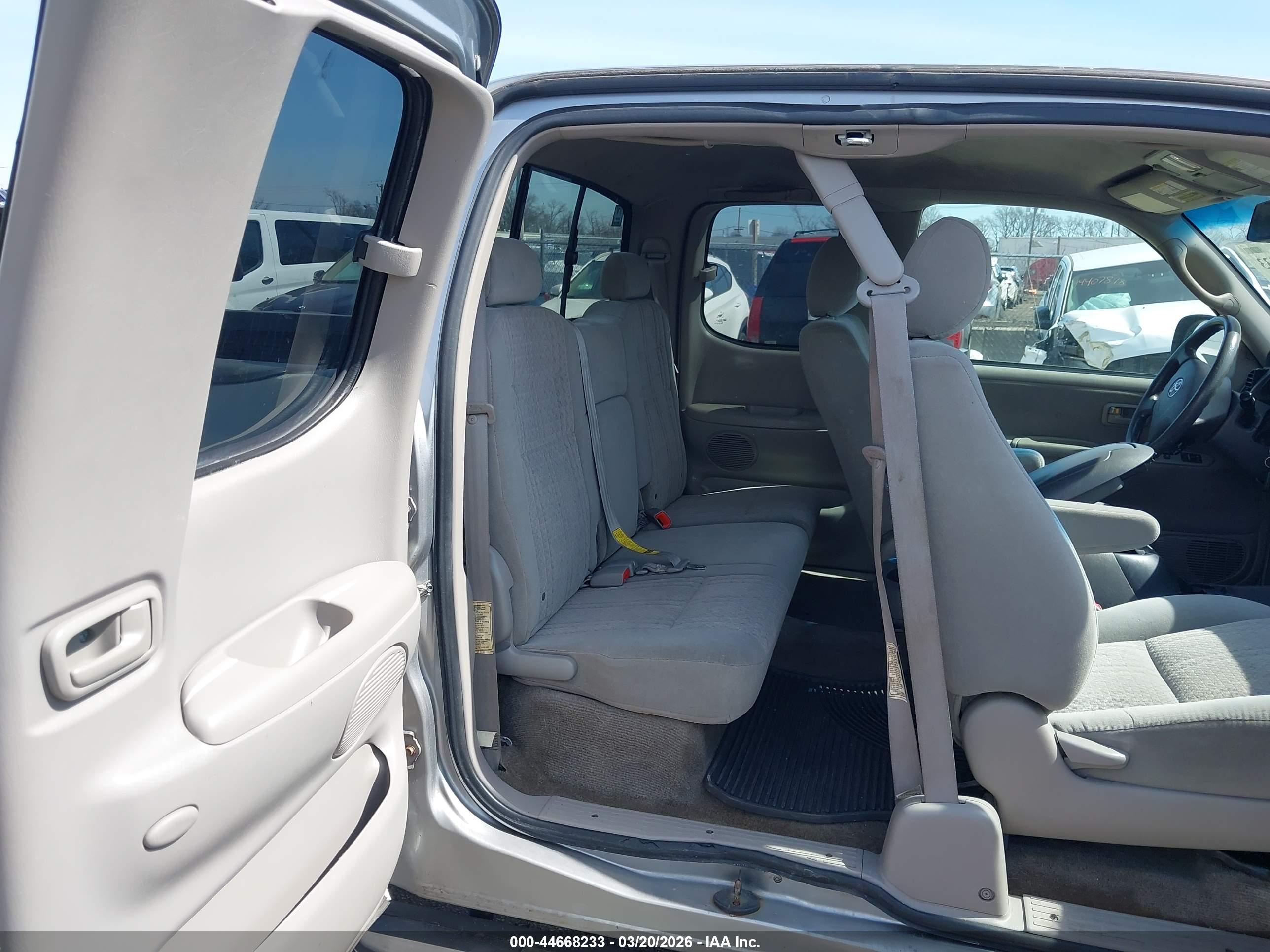 TOYOTA TUNDRA image 8