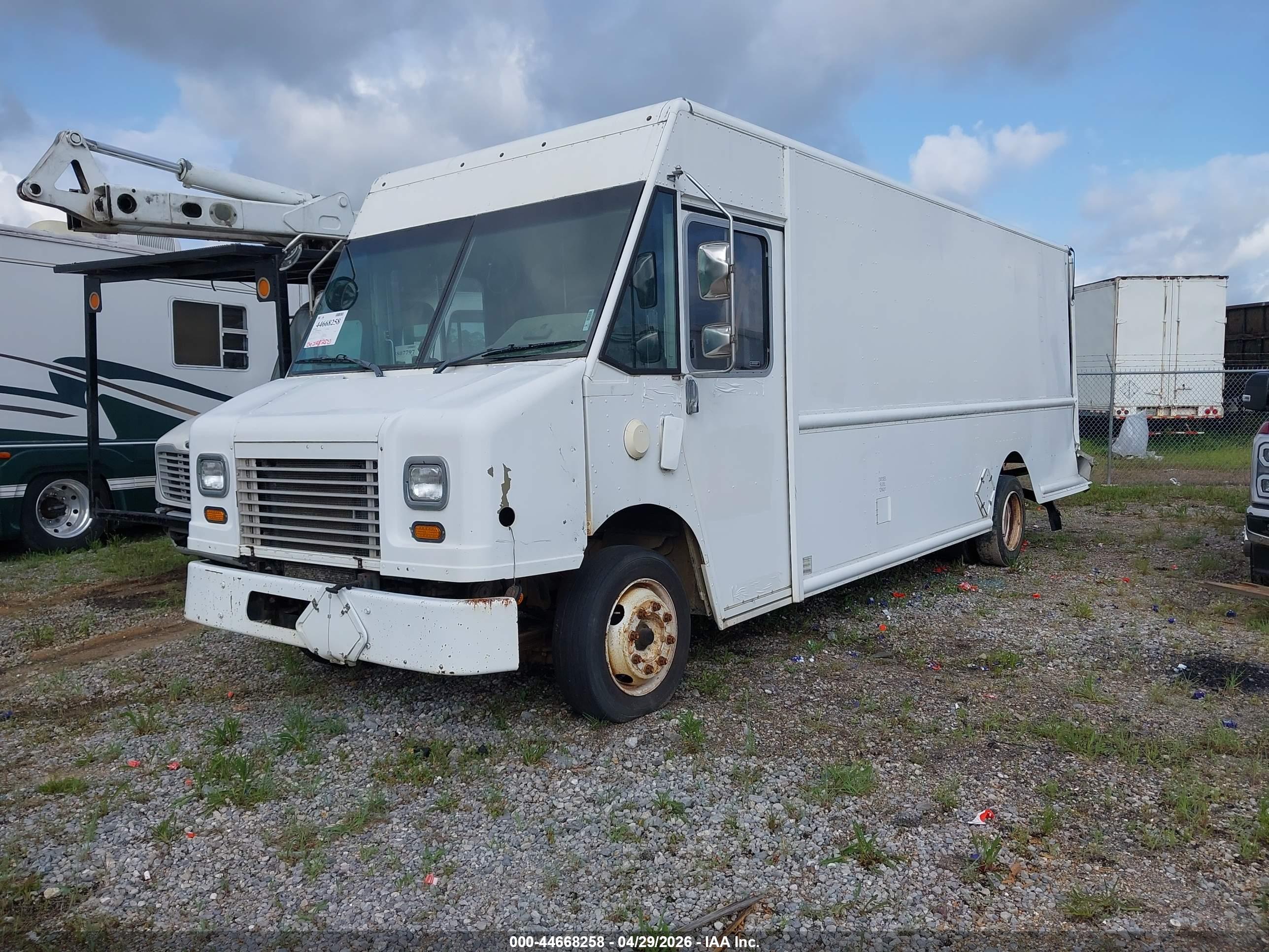 FREIGHTLINER CHASSIS image 2