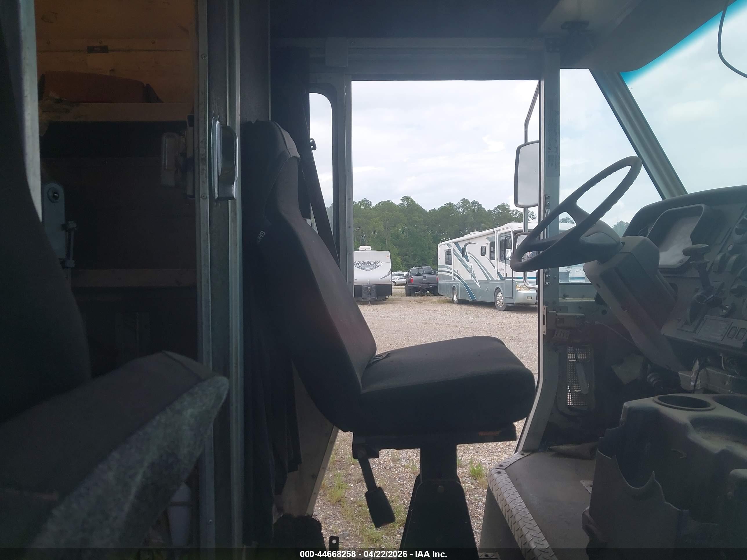 FREIGHTLINER CHASSIS image 5