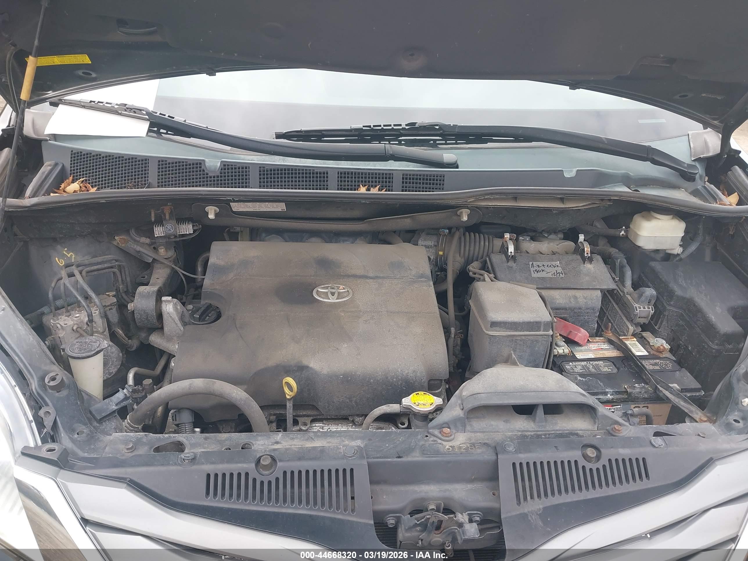 TOYOTA SIENNA image 10