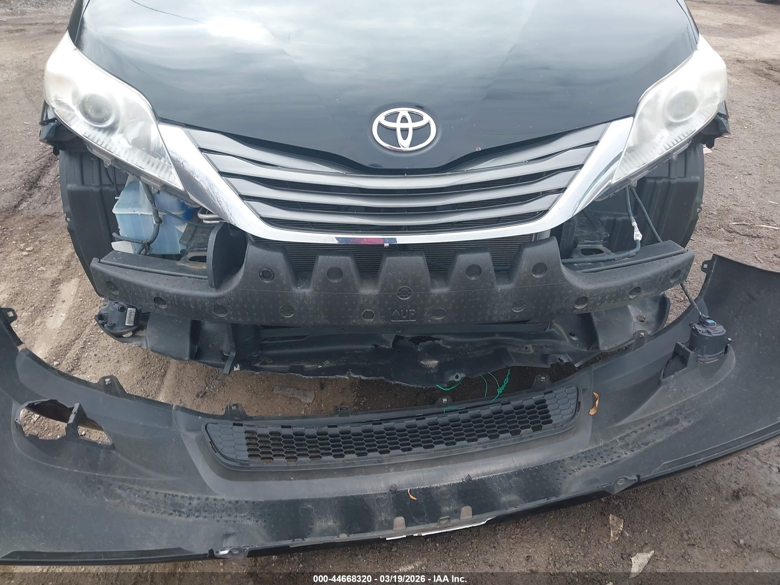 TOYOTA SIENNA image 6