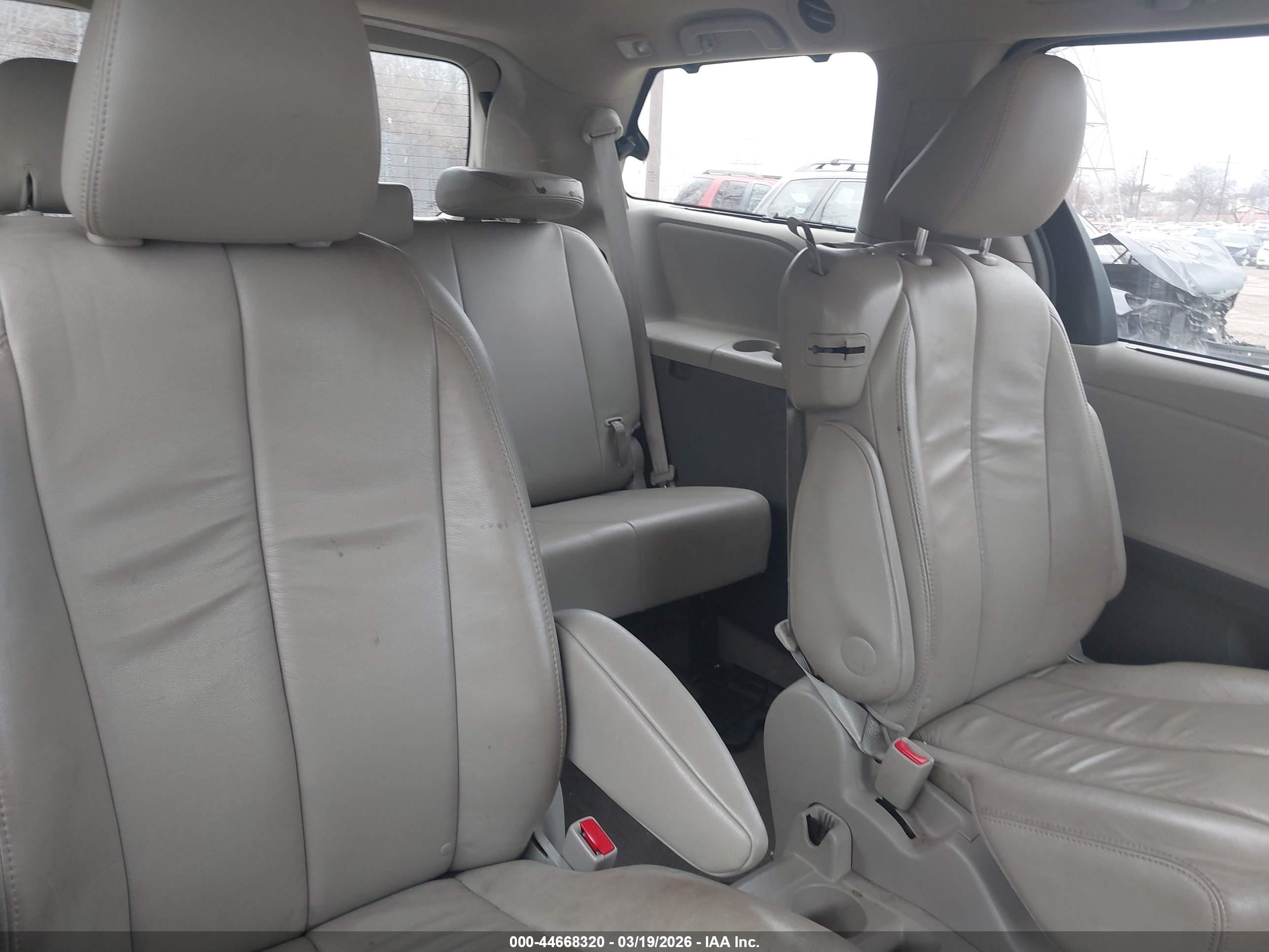TOYOTA SIENNA image 8