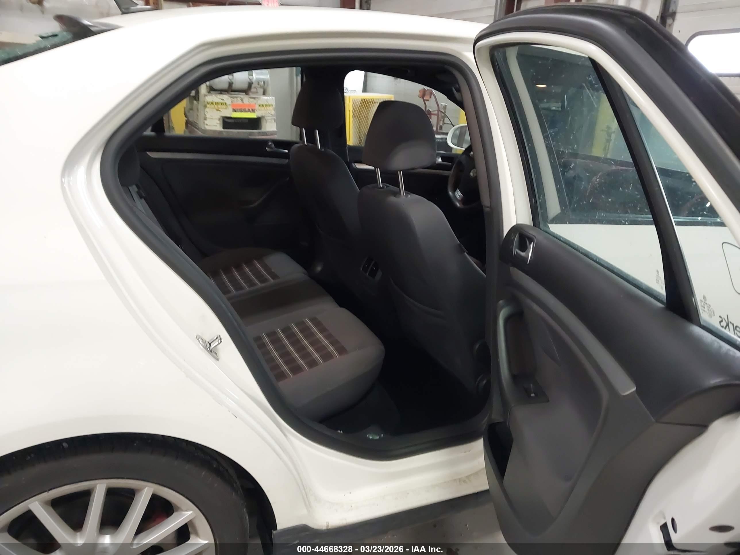 VOLKSWAGEN JETTA image 8