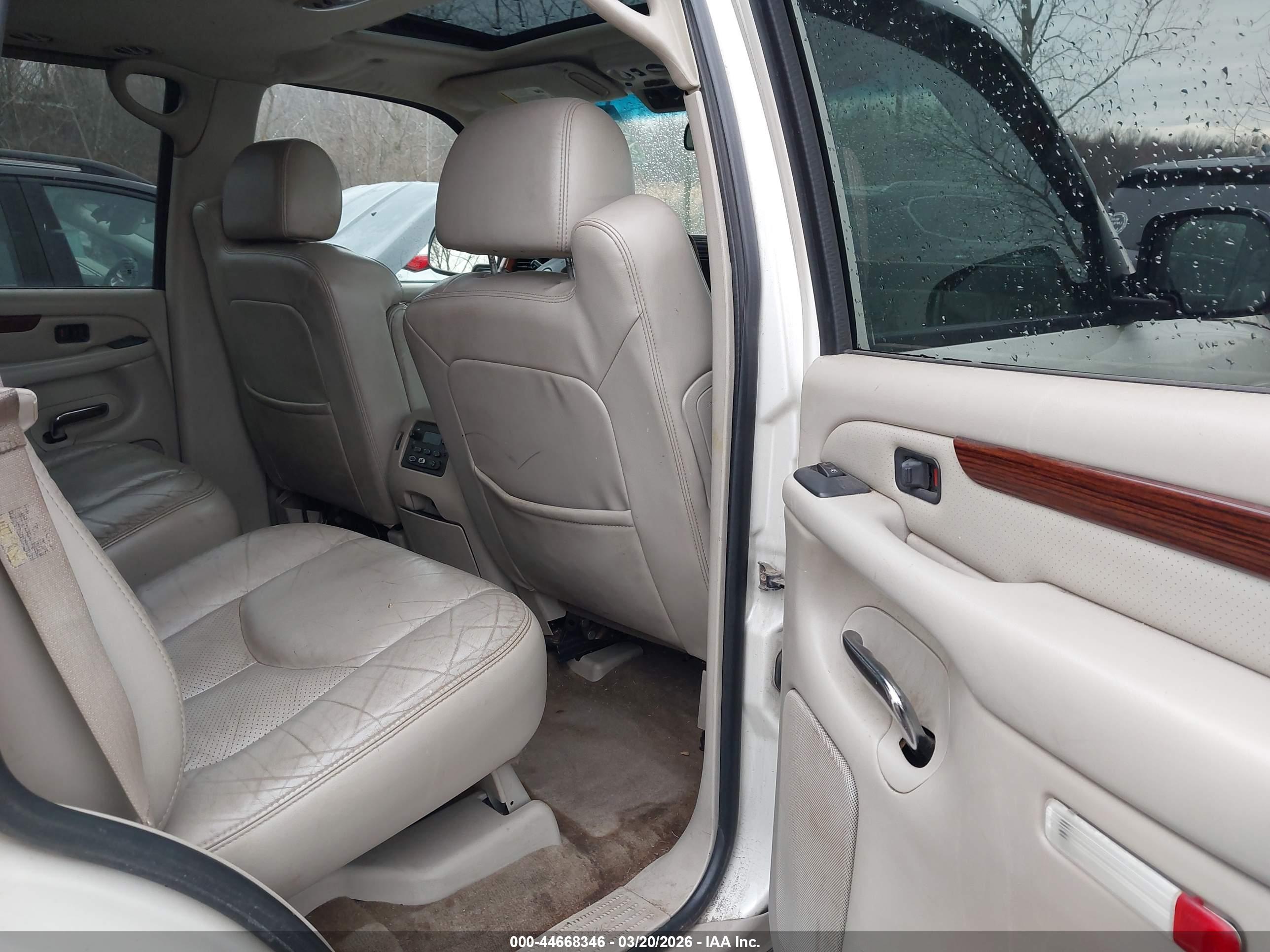 CADILLAC ESCALADE image 8