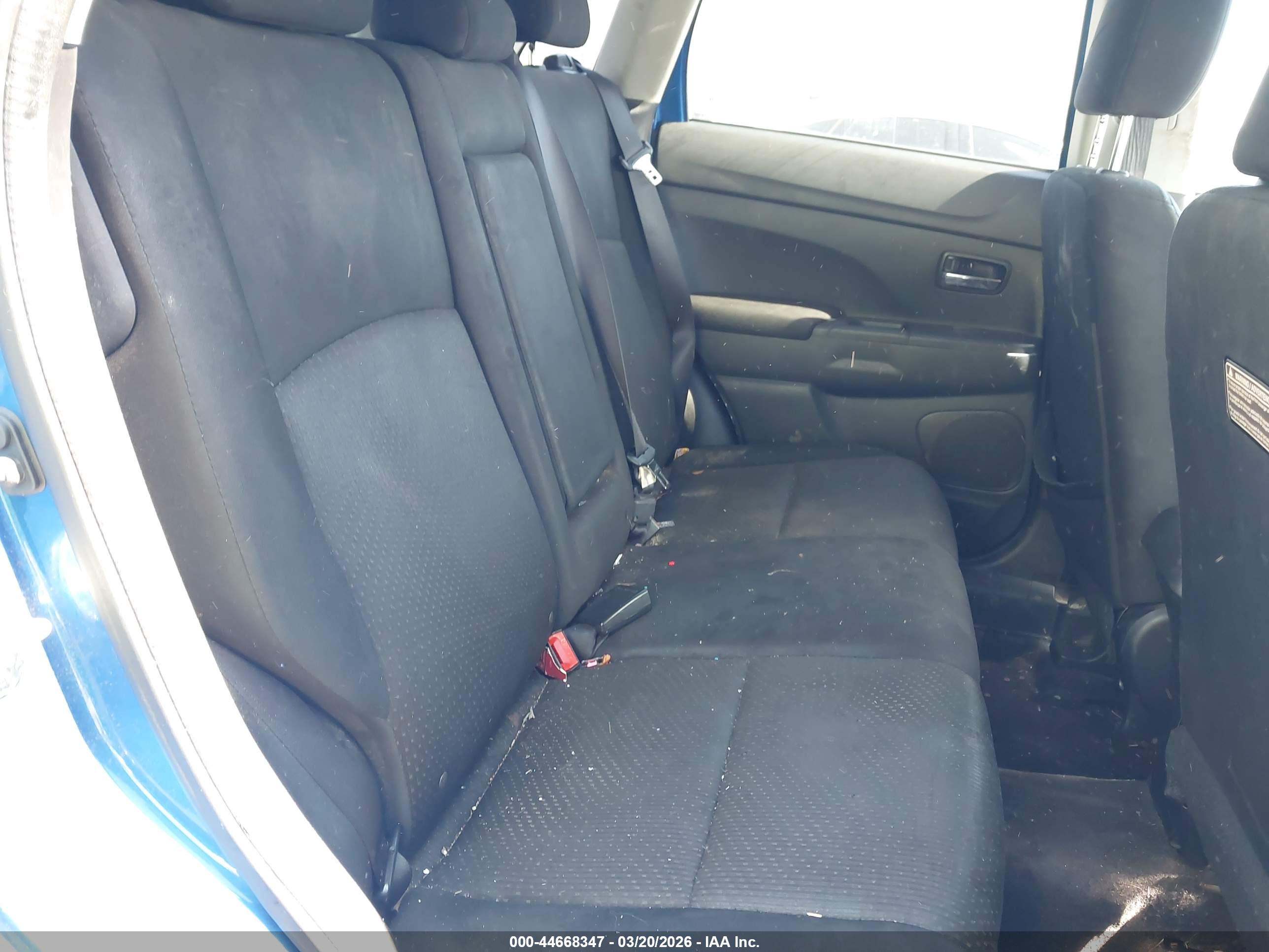 MITSUBISHI OUTLANDER image 8