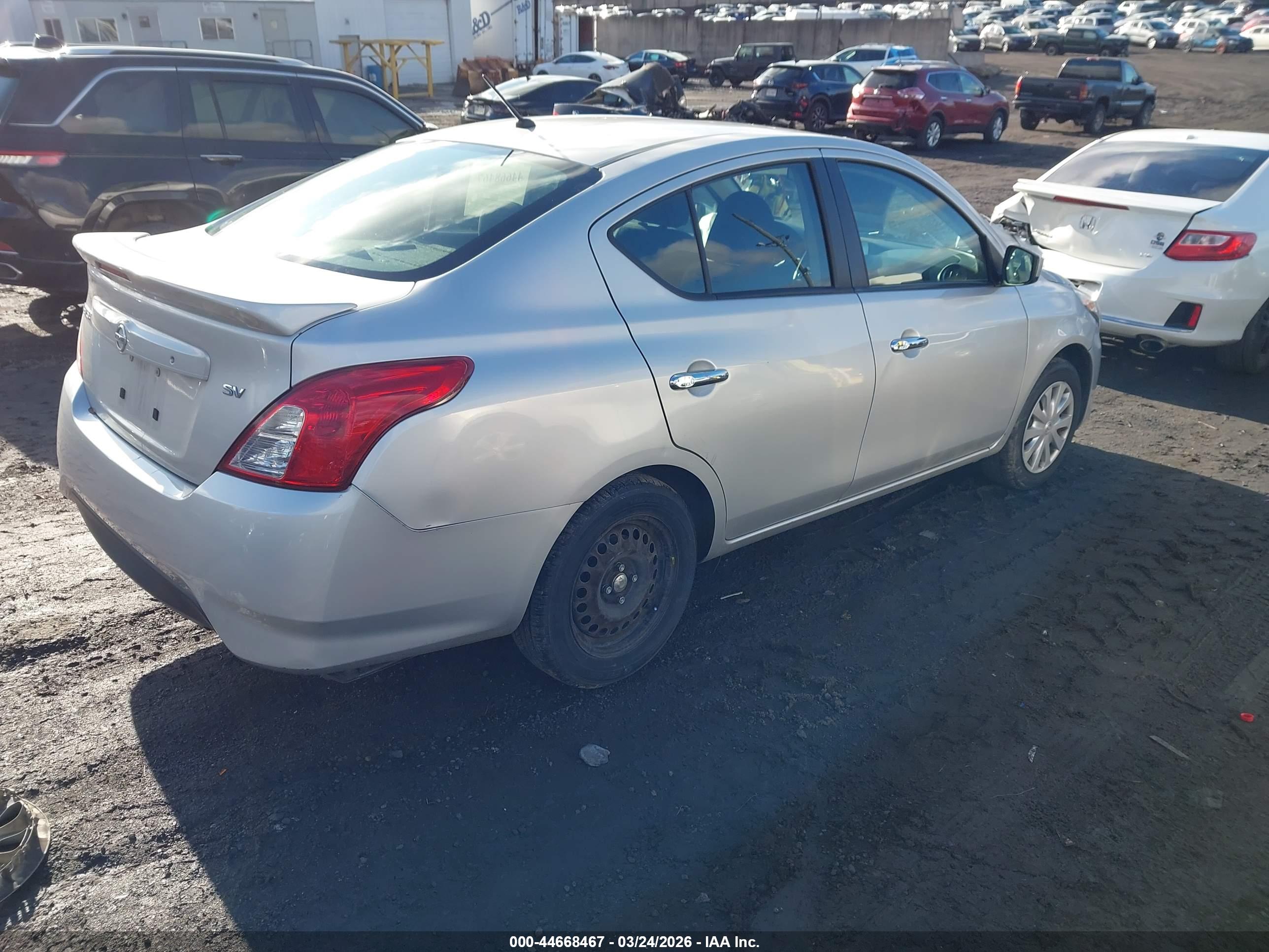 NISSAN VERSA image 4