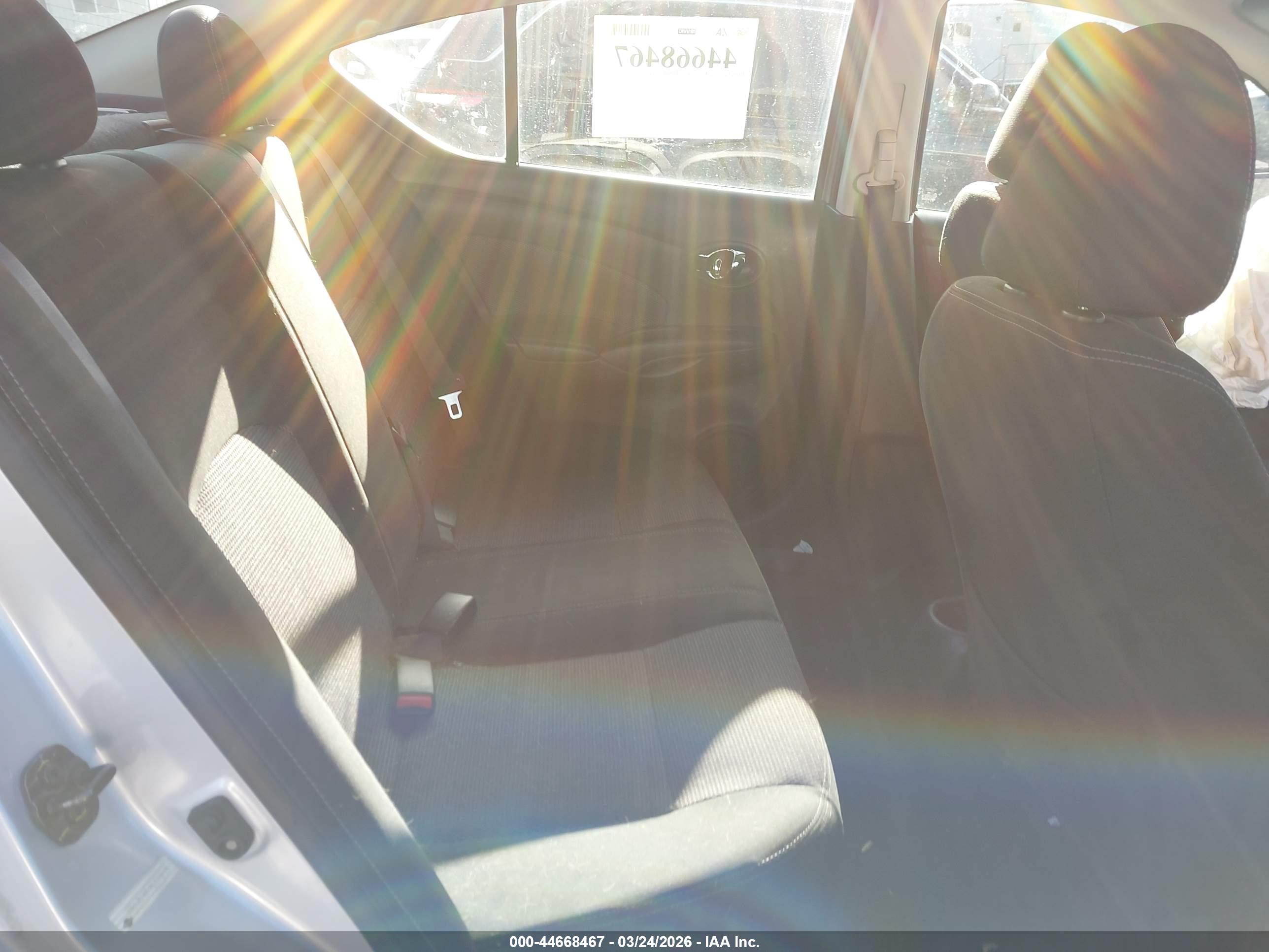 NISSAN VERSA image 8