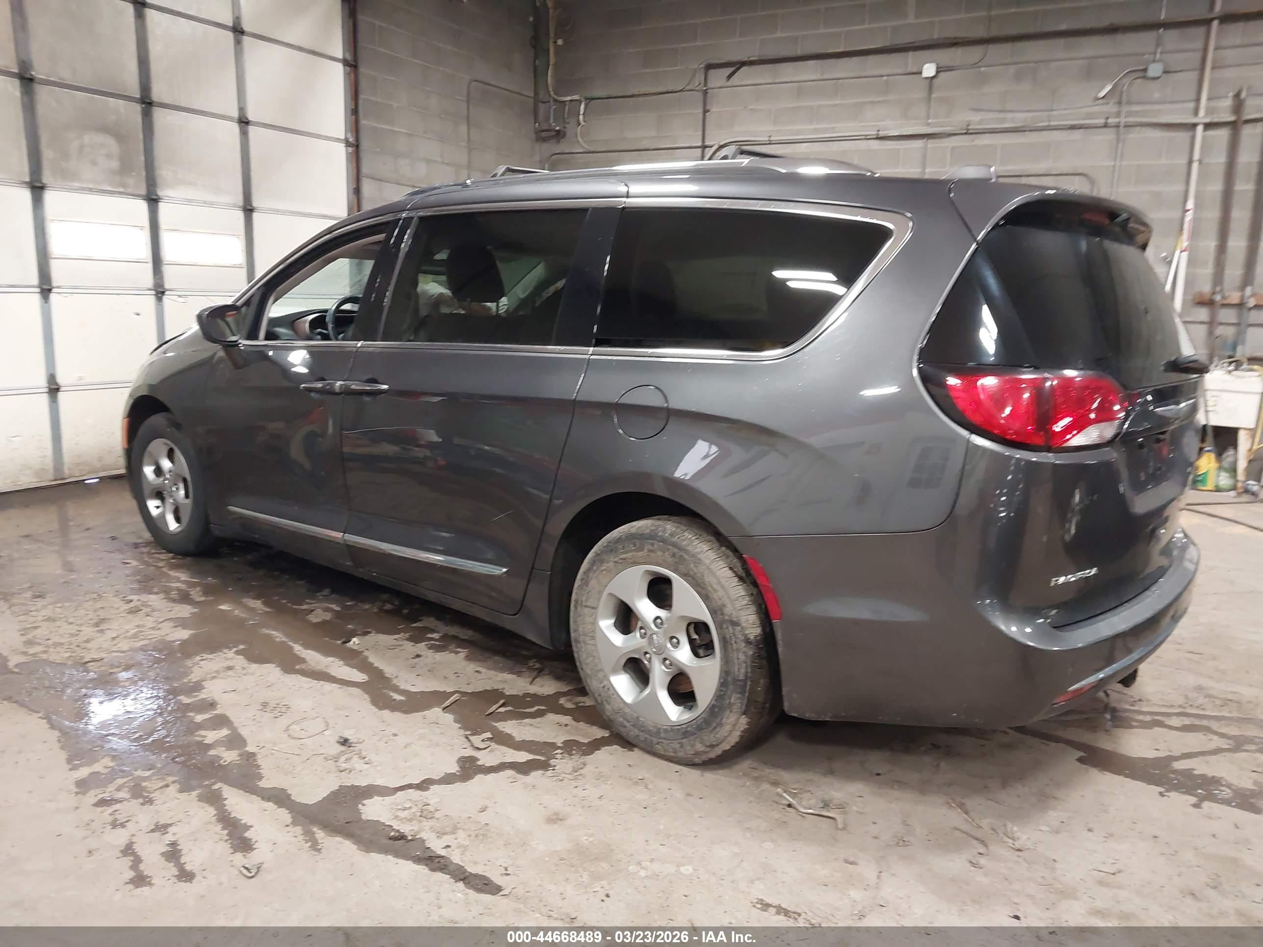 CHRYSLER PACIFICA image 3