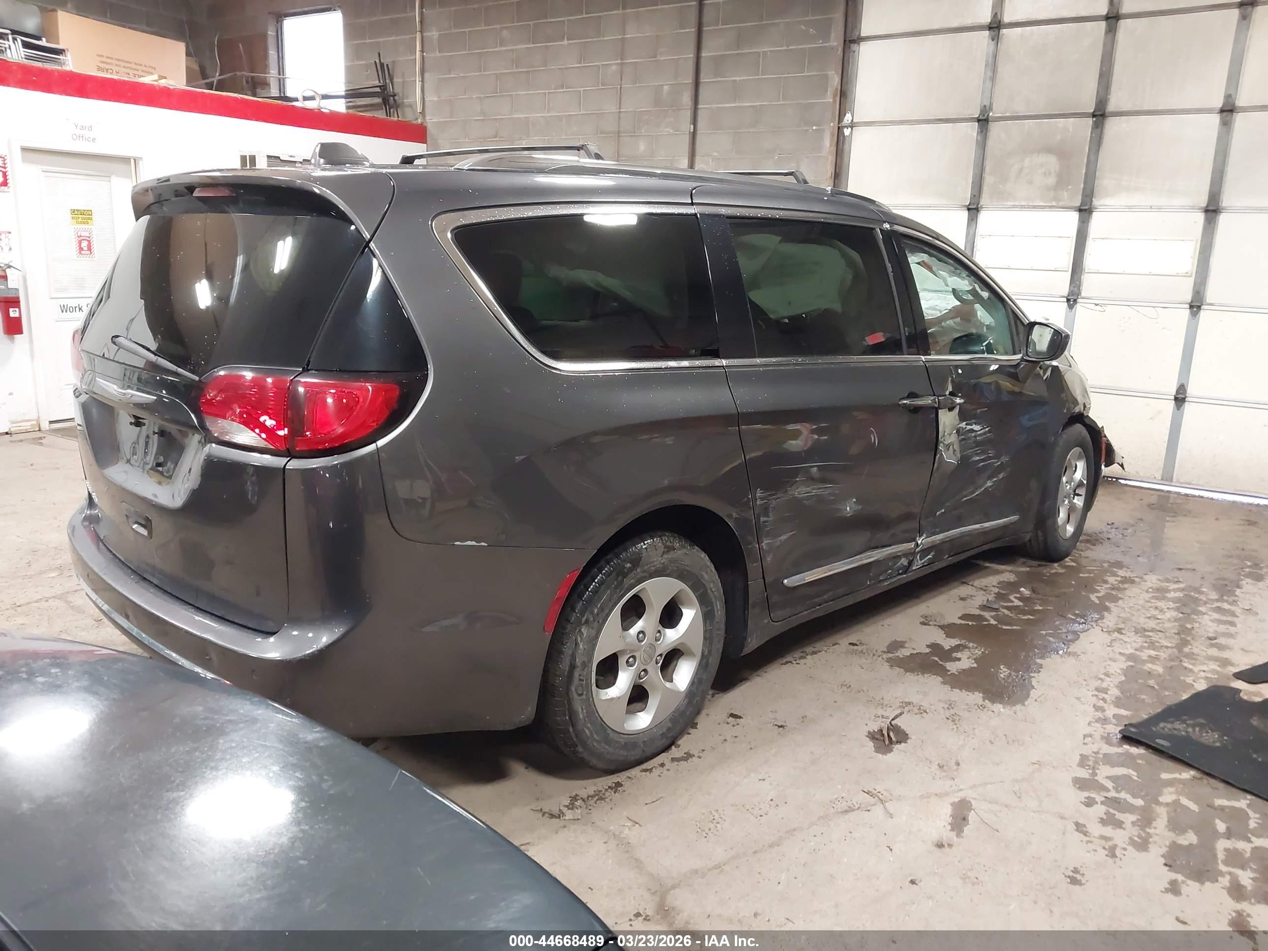 CHRYSLER PACIFICA image 4