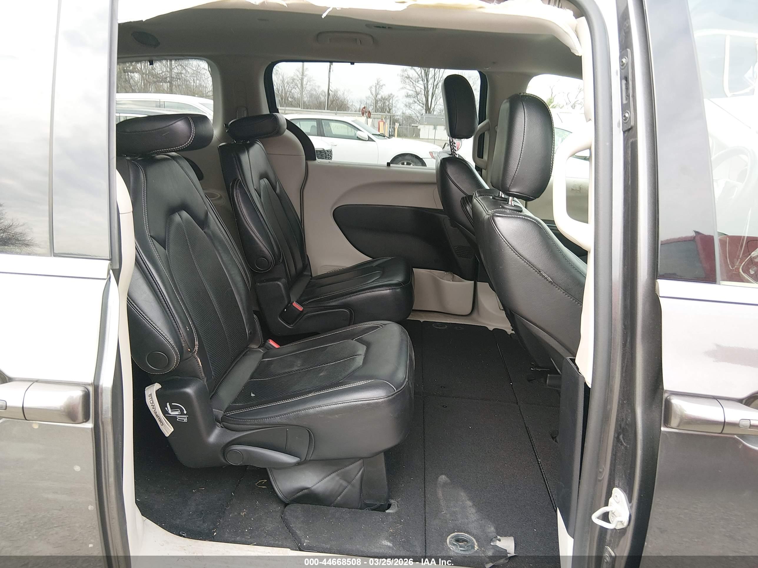 CHRYSLER PACIFICA image 8