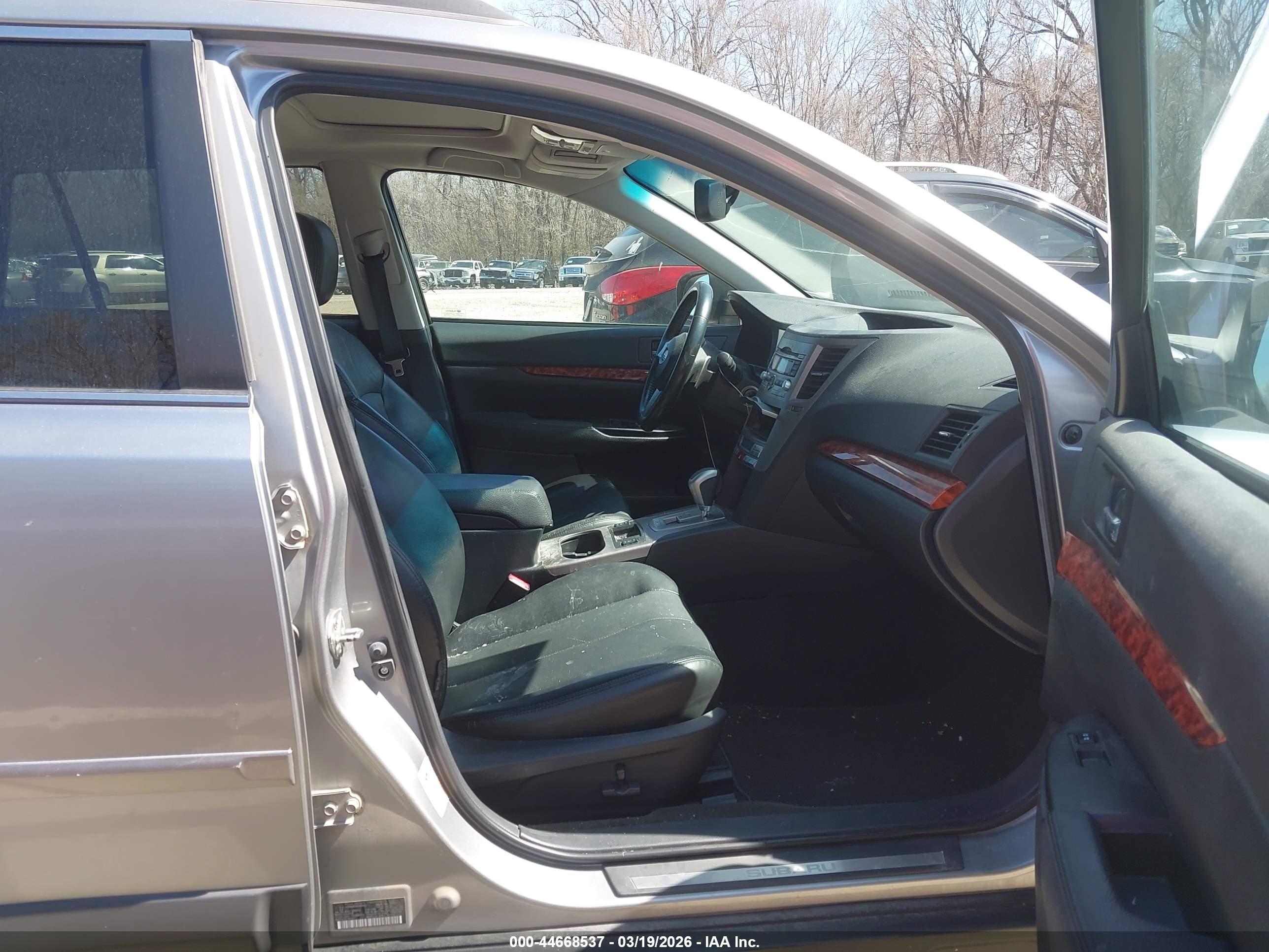 SUBARU OUTBACK image 5