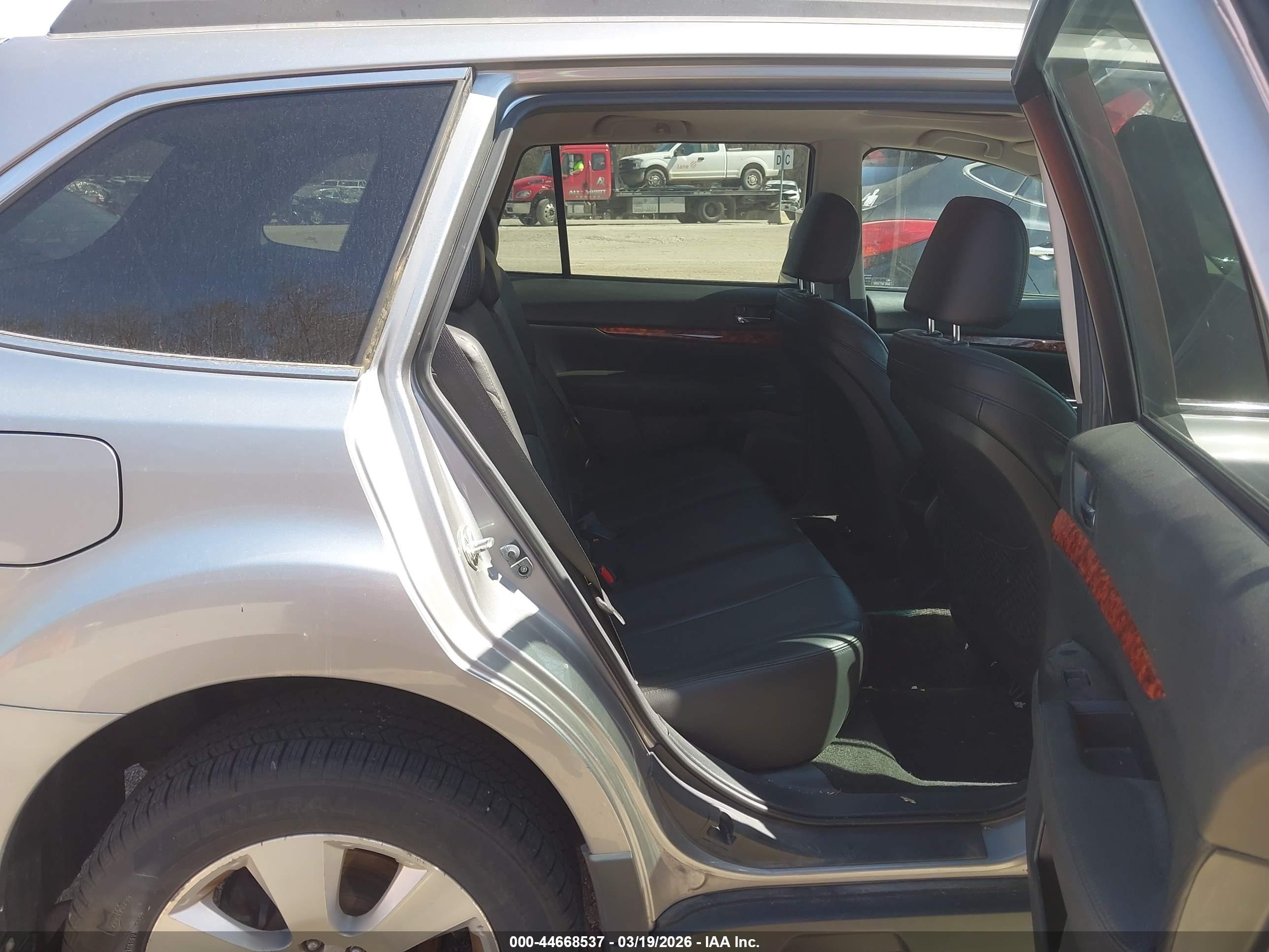 SUBARU OUTBACK image 8