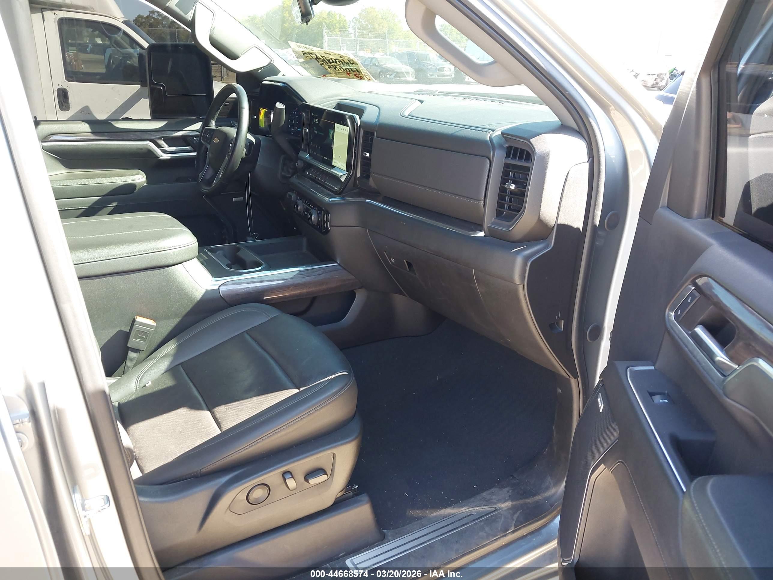 CHEVROLET SILVERADO image 7