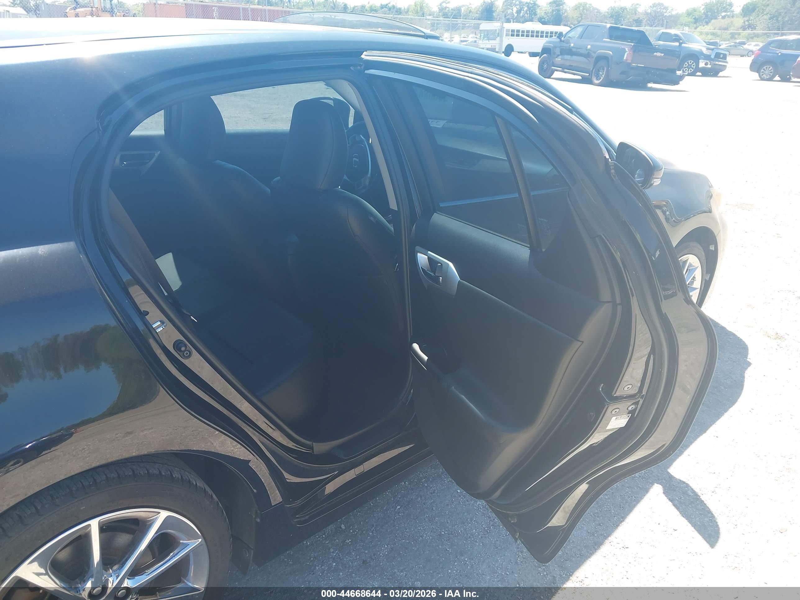 LEXUS CT image 8