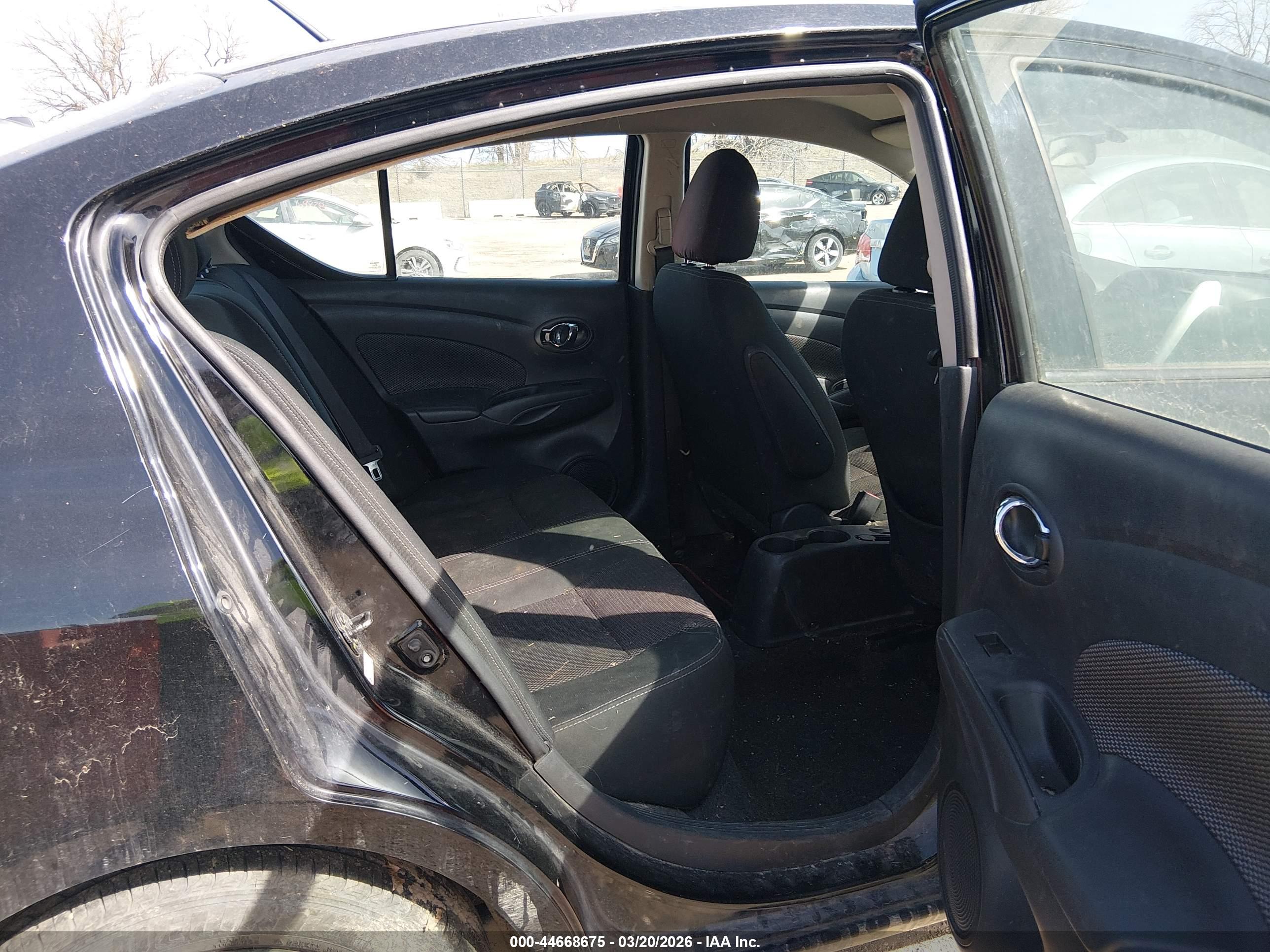NISSAN VERSA image 8