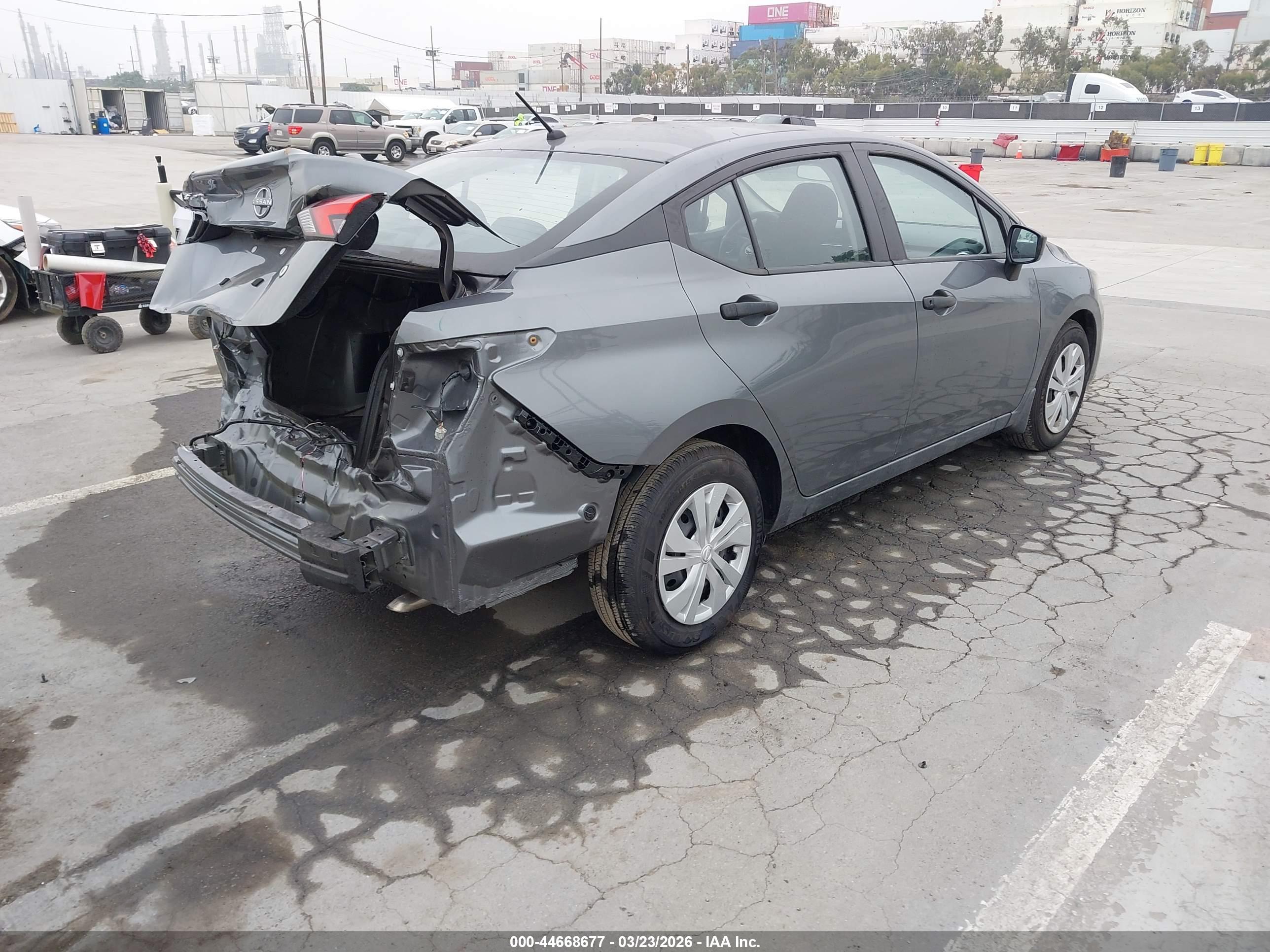NISSAN VERSA image 4