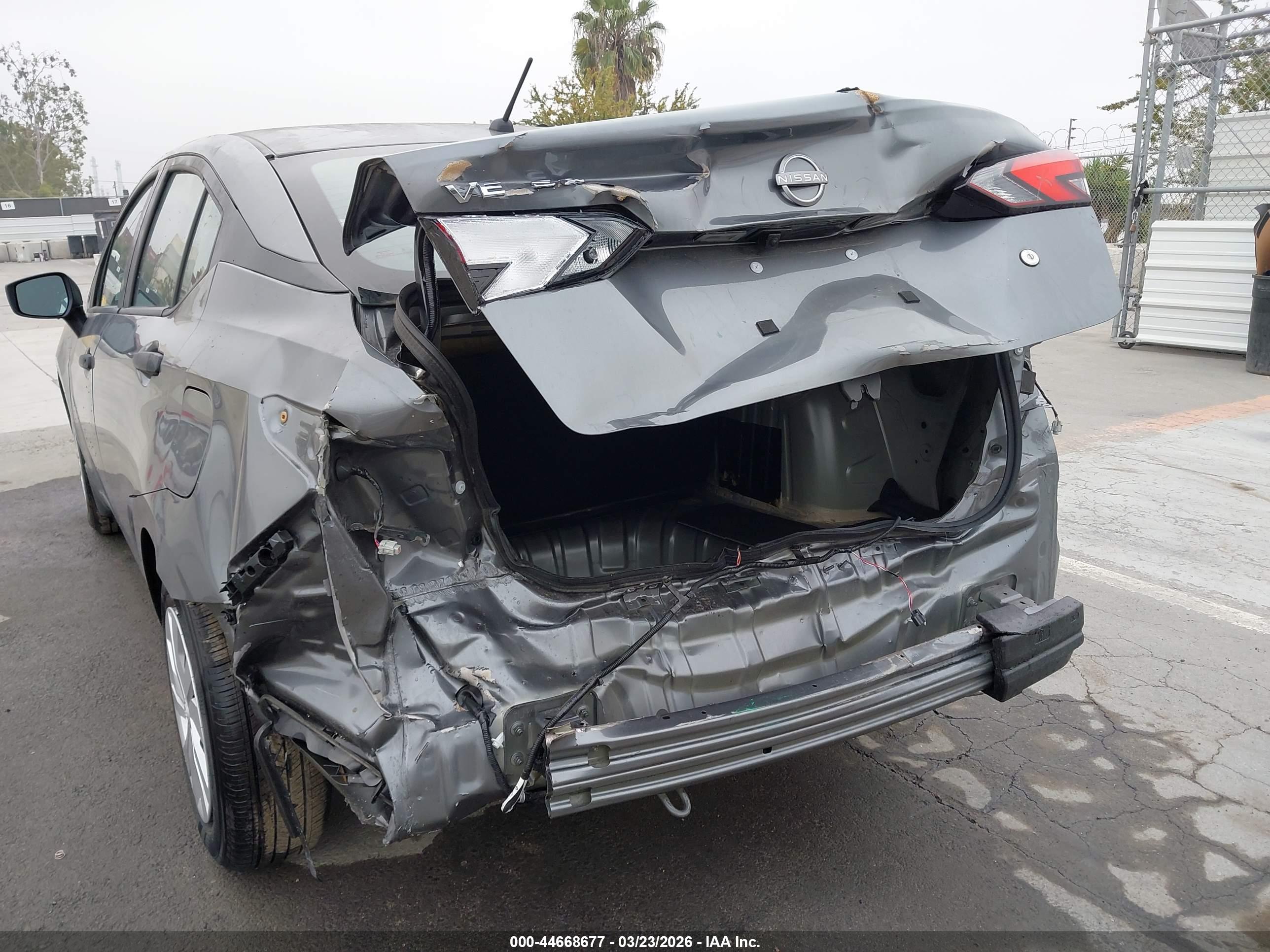 NISSAN VERSA image 6