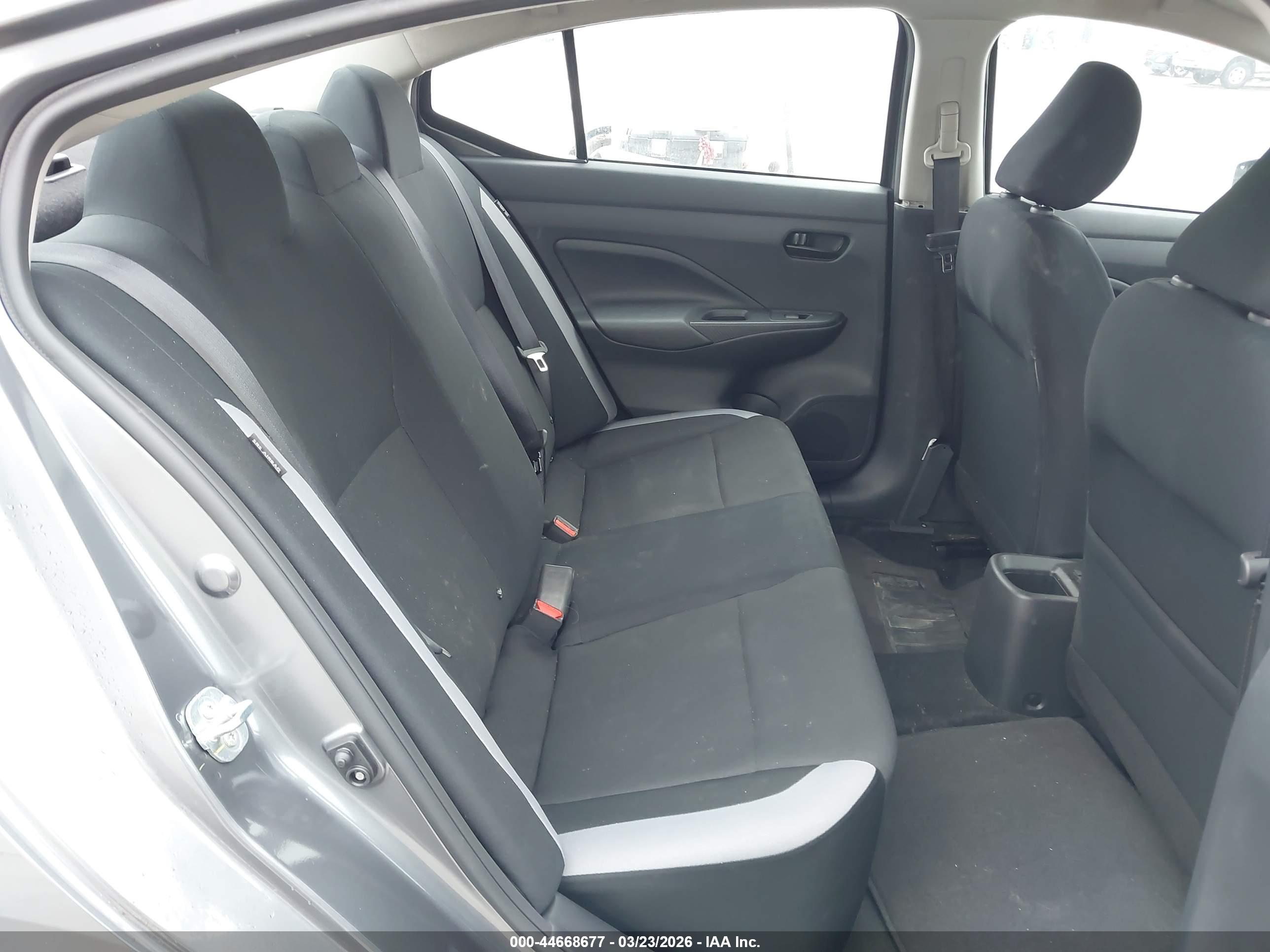 NISSAN VERSA image 8