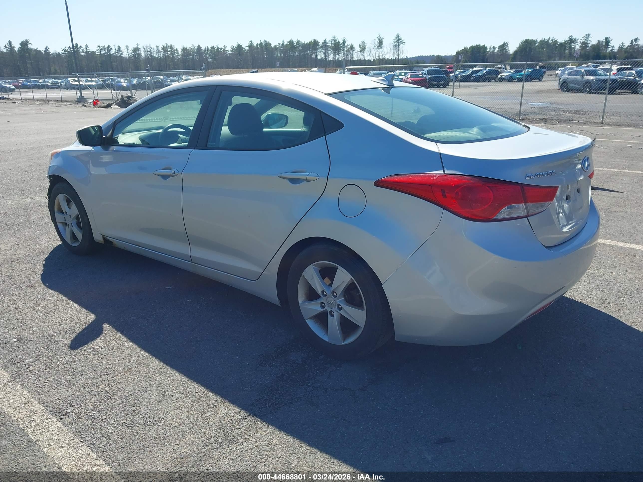HYUNDAI ELANTRA image 3