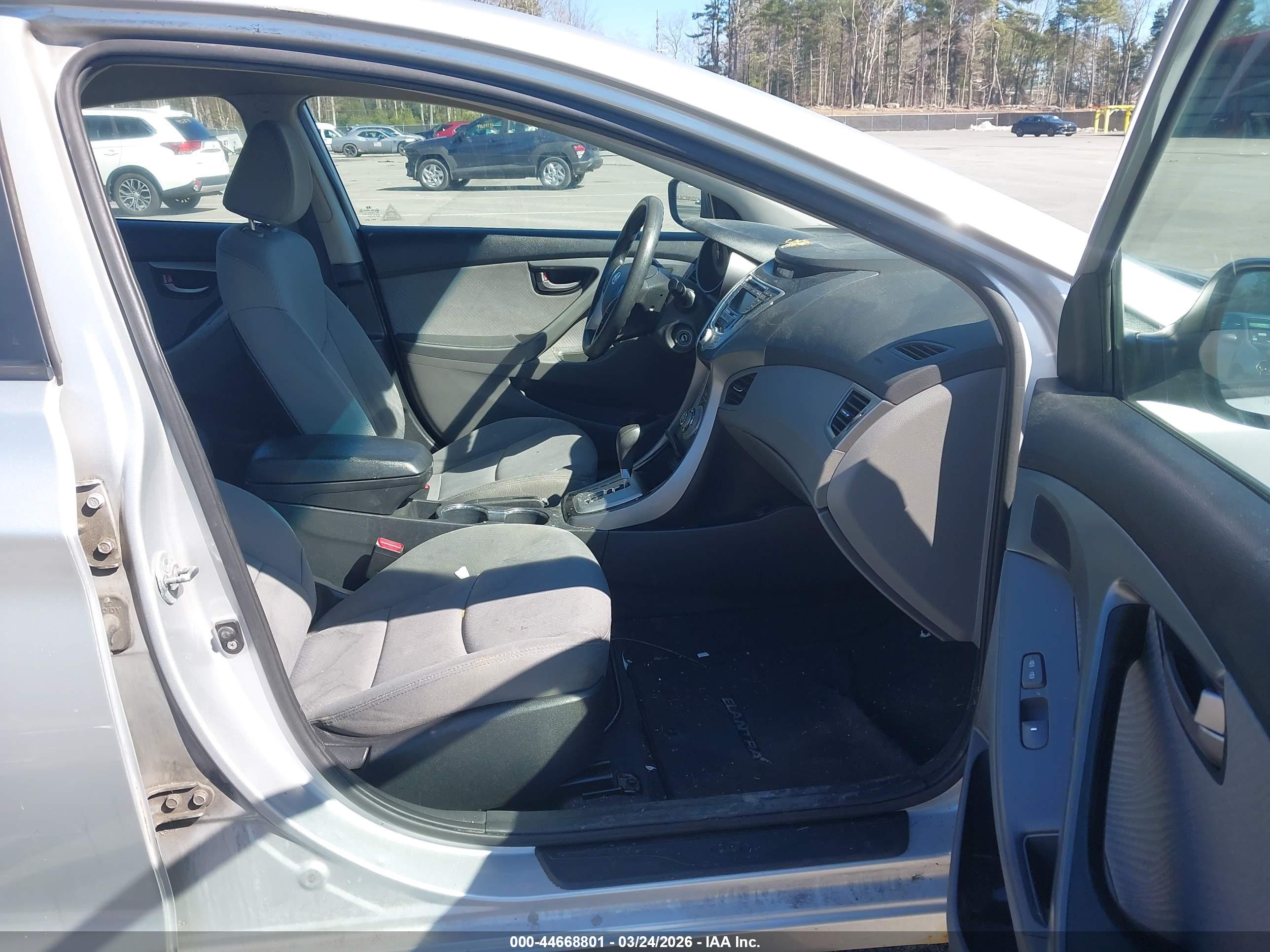 HYUNDAI ELANTRA image 5