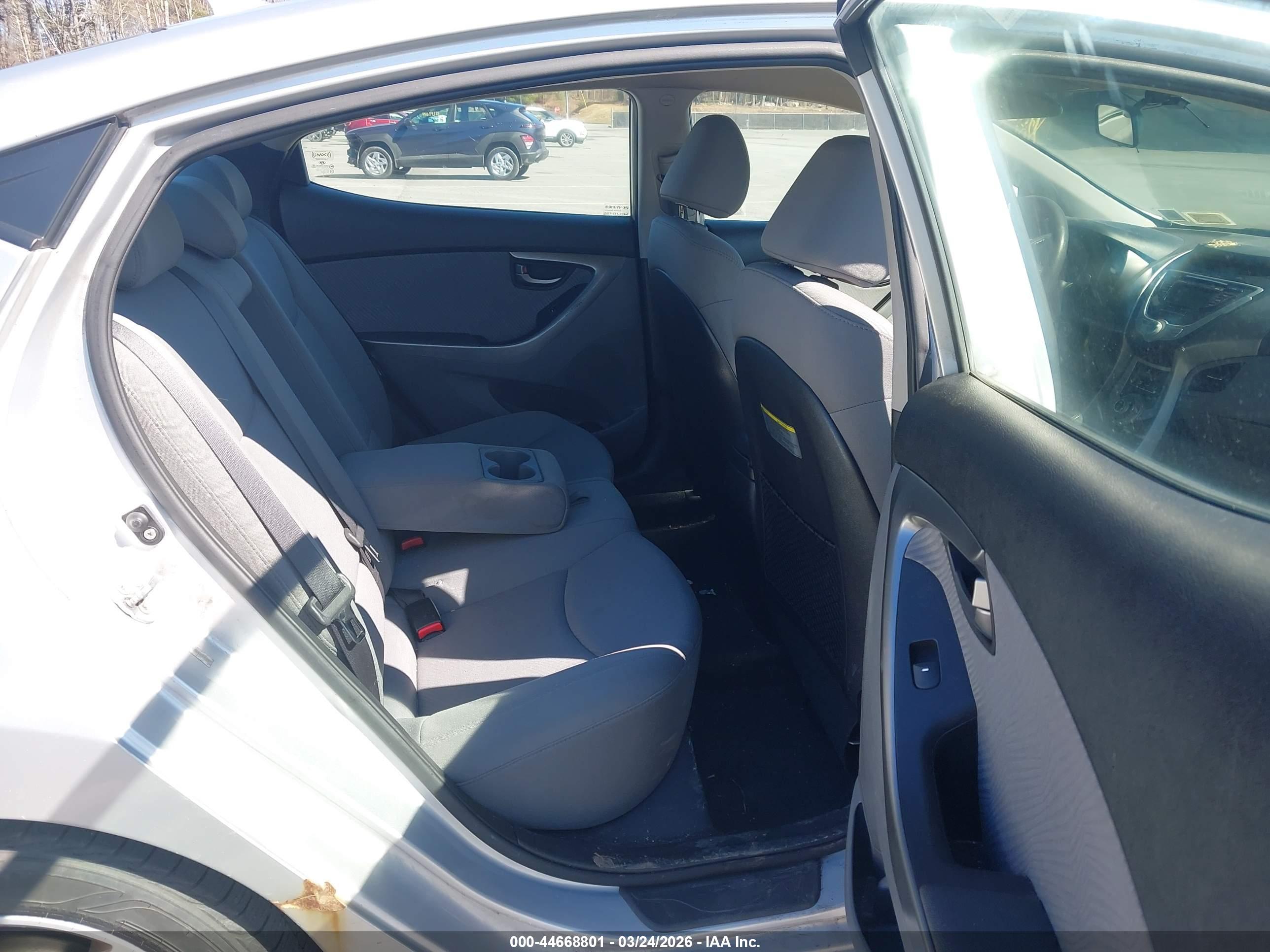 HYUNDAI ELANTRA image 8