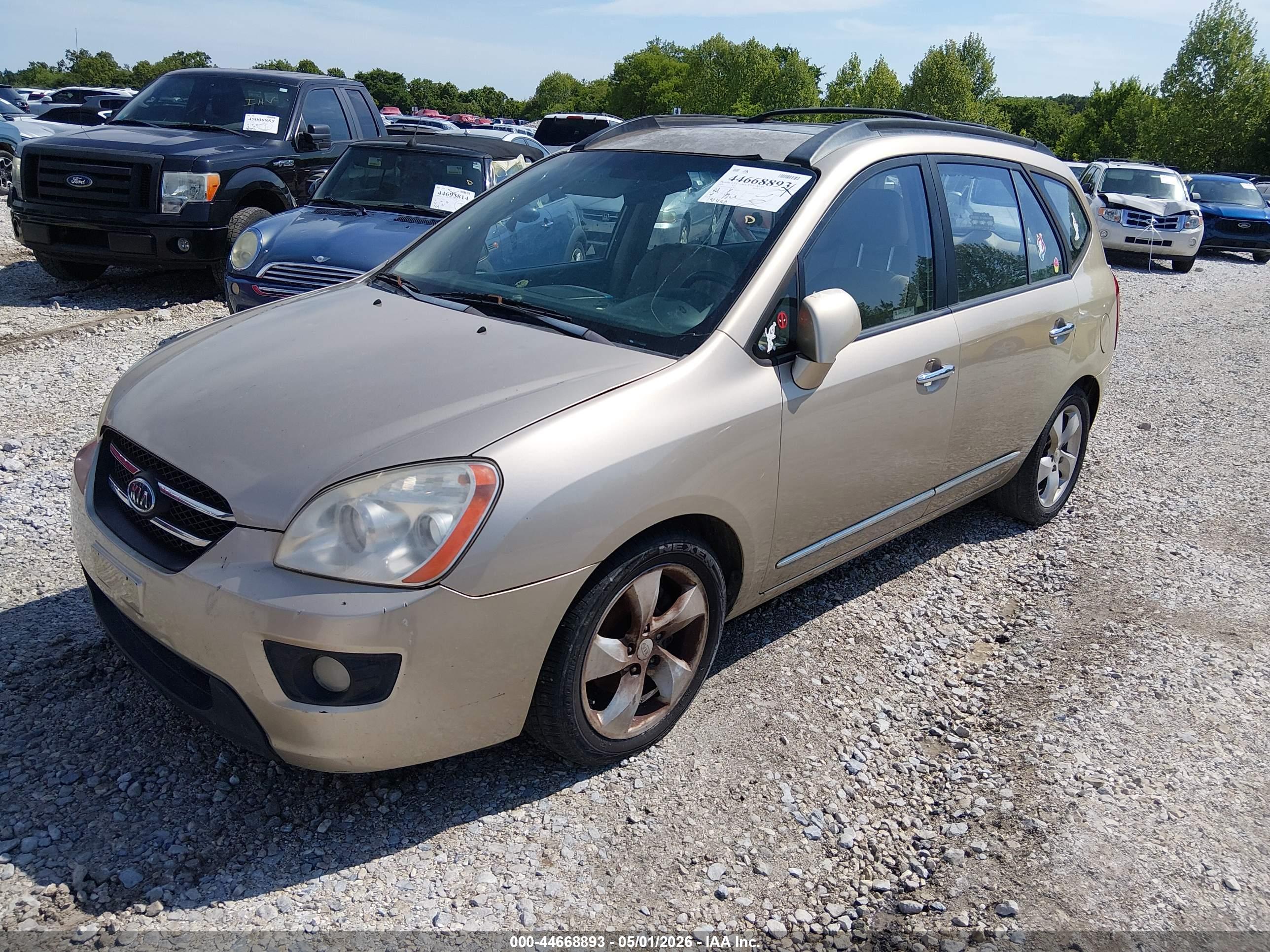 KIA RONDO image 2
