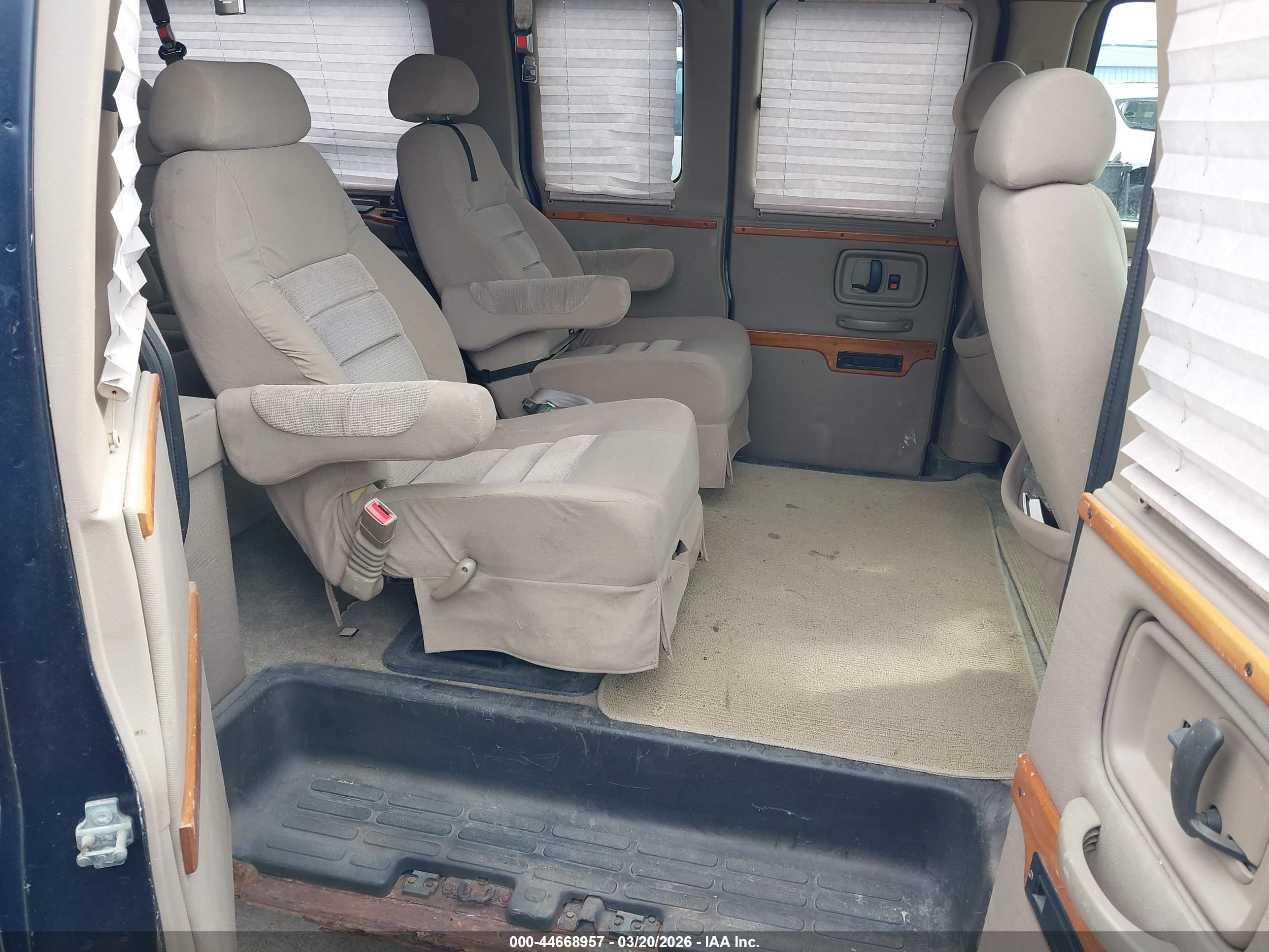 CHEVROLET EXPRESS image 8