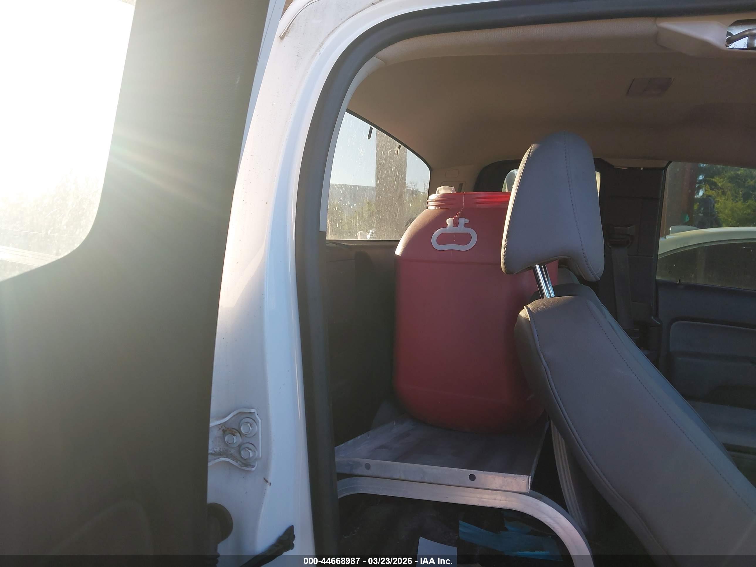 CHEVROLET COLORADO image 8