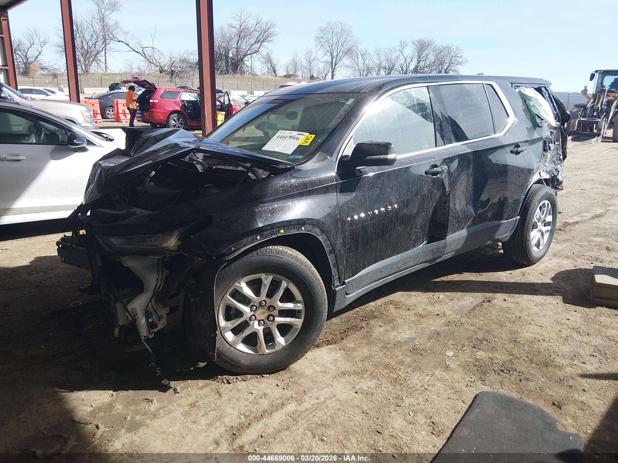 CHEVROLET TRAVERSE image 2