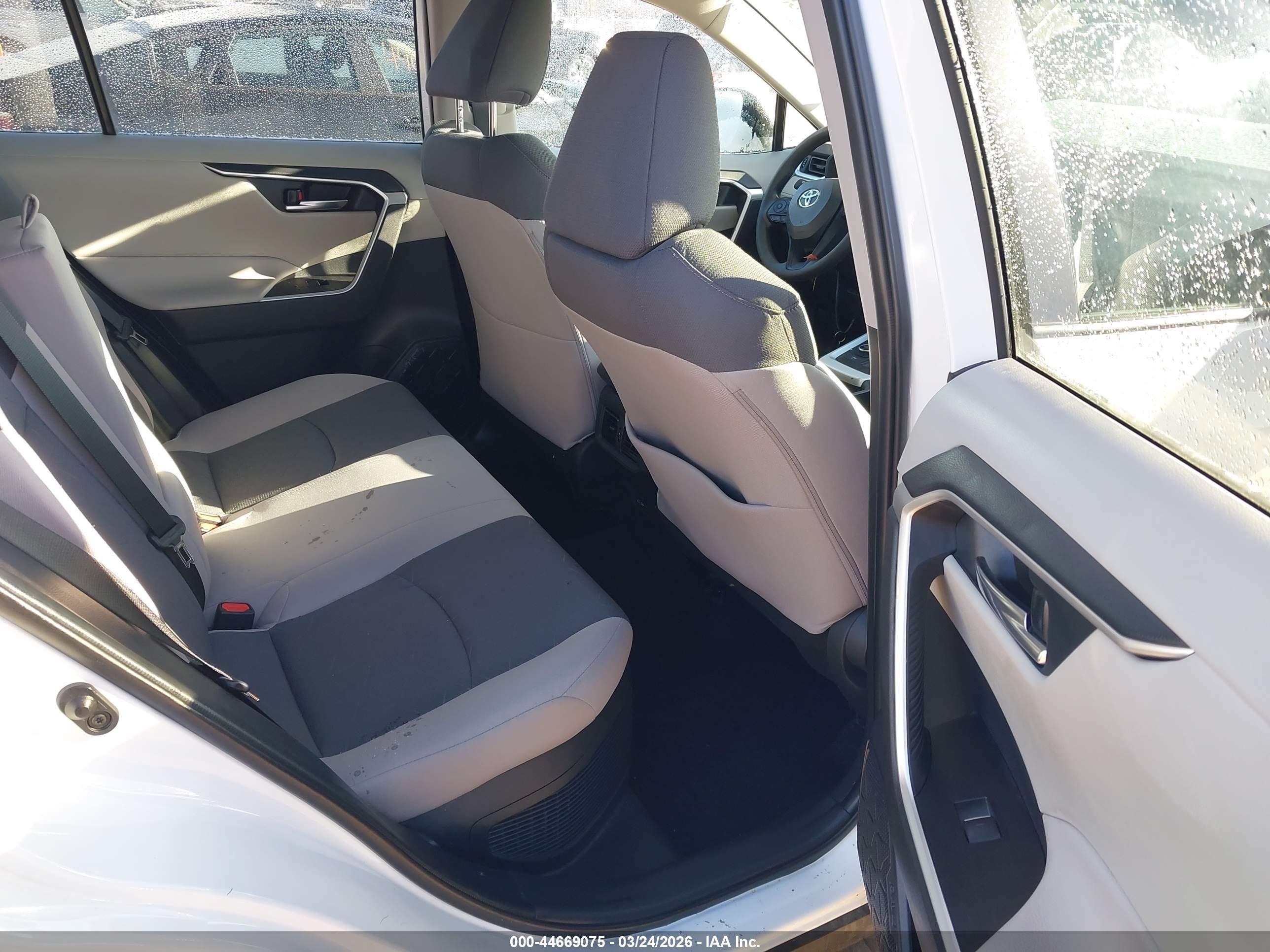 TOYOTA RAV4 image 8
