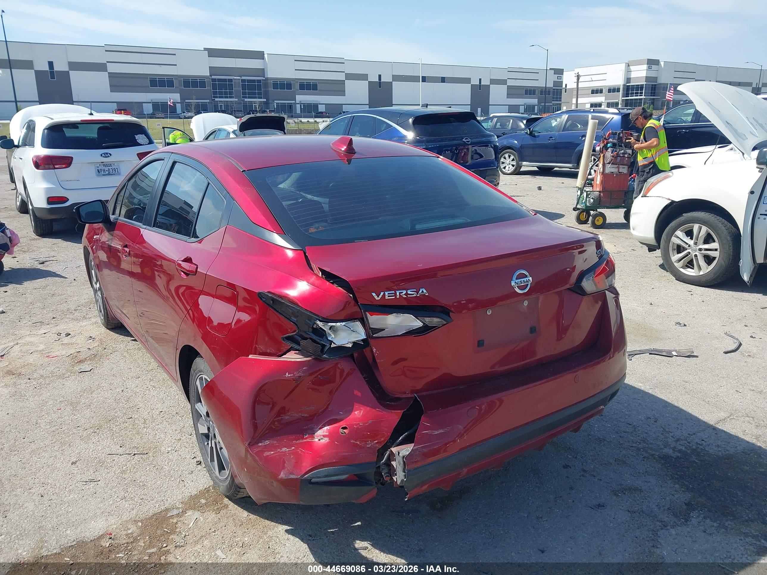 NISSAN VERSA image 3