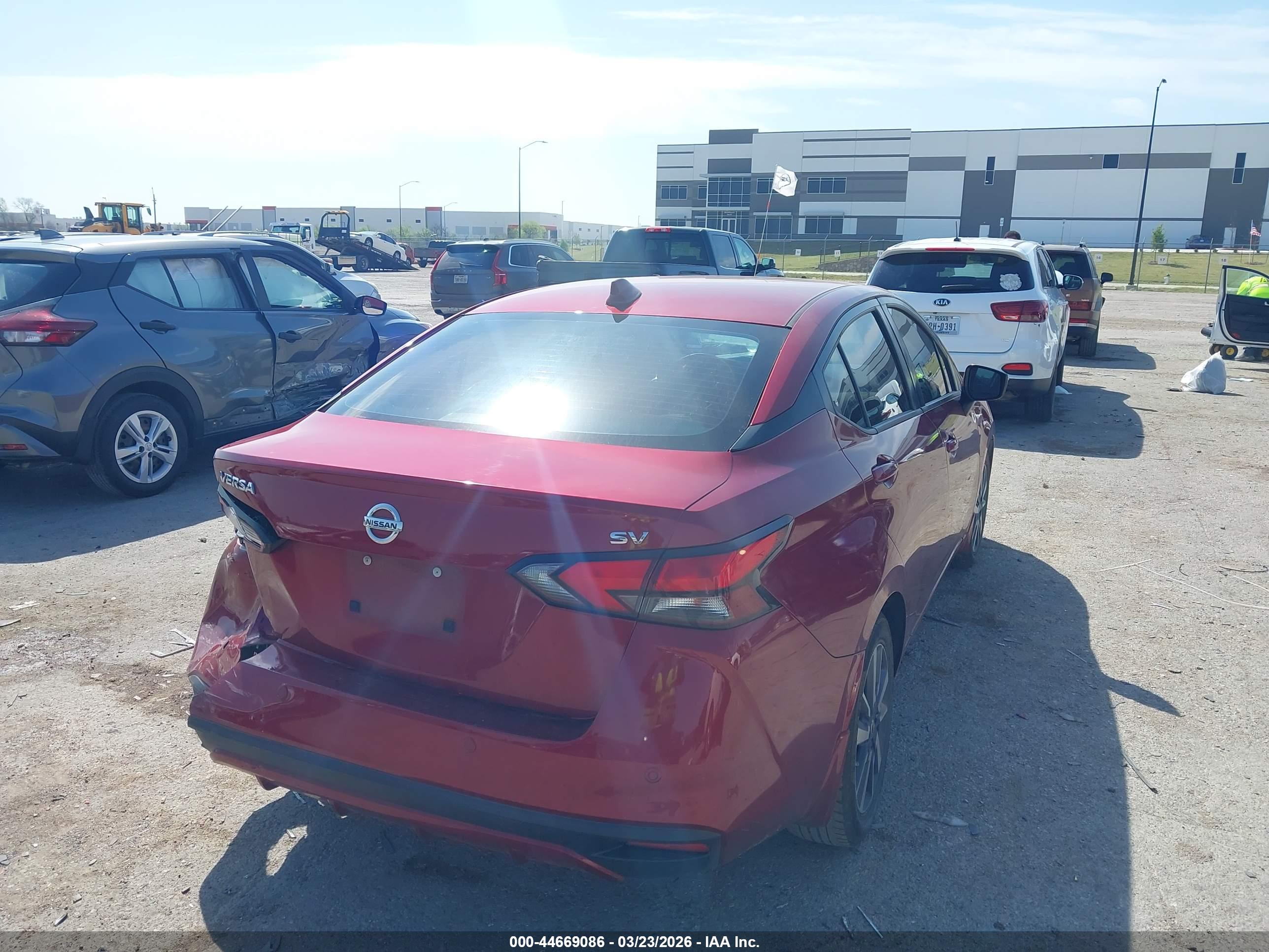 NISSAN VERSA image 4