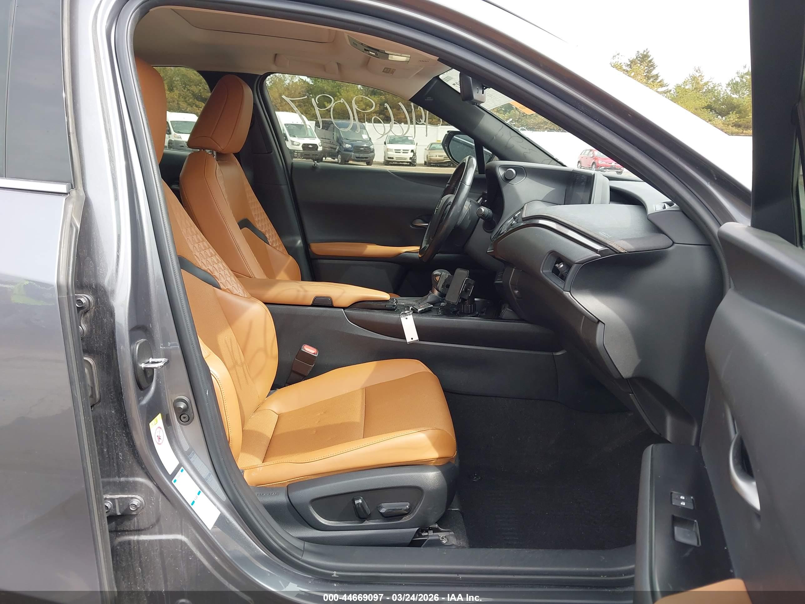LEXUS UX image 5