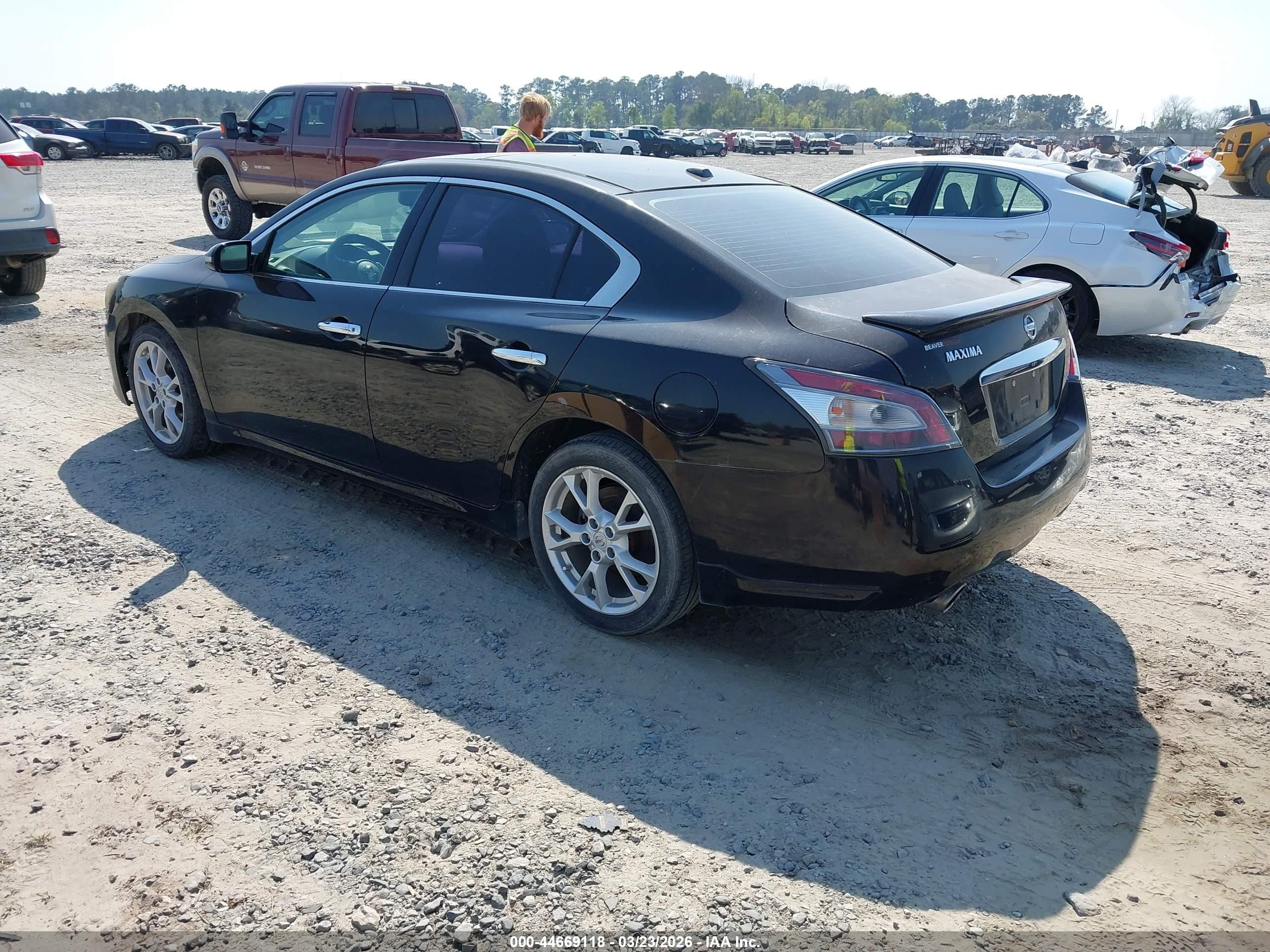 NISSAN MAXIMA image 3