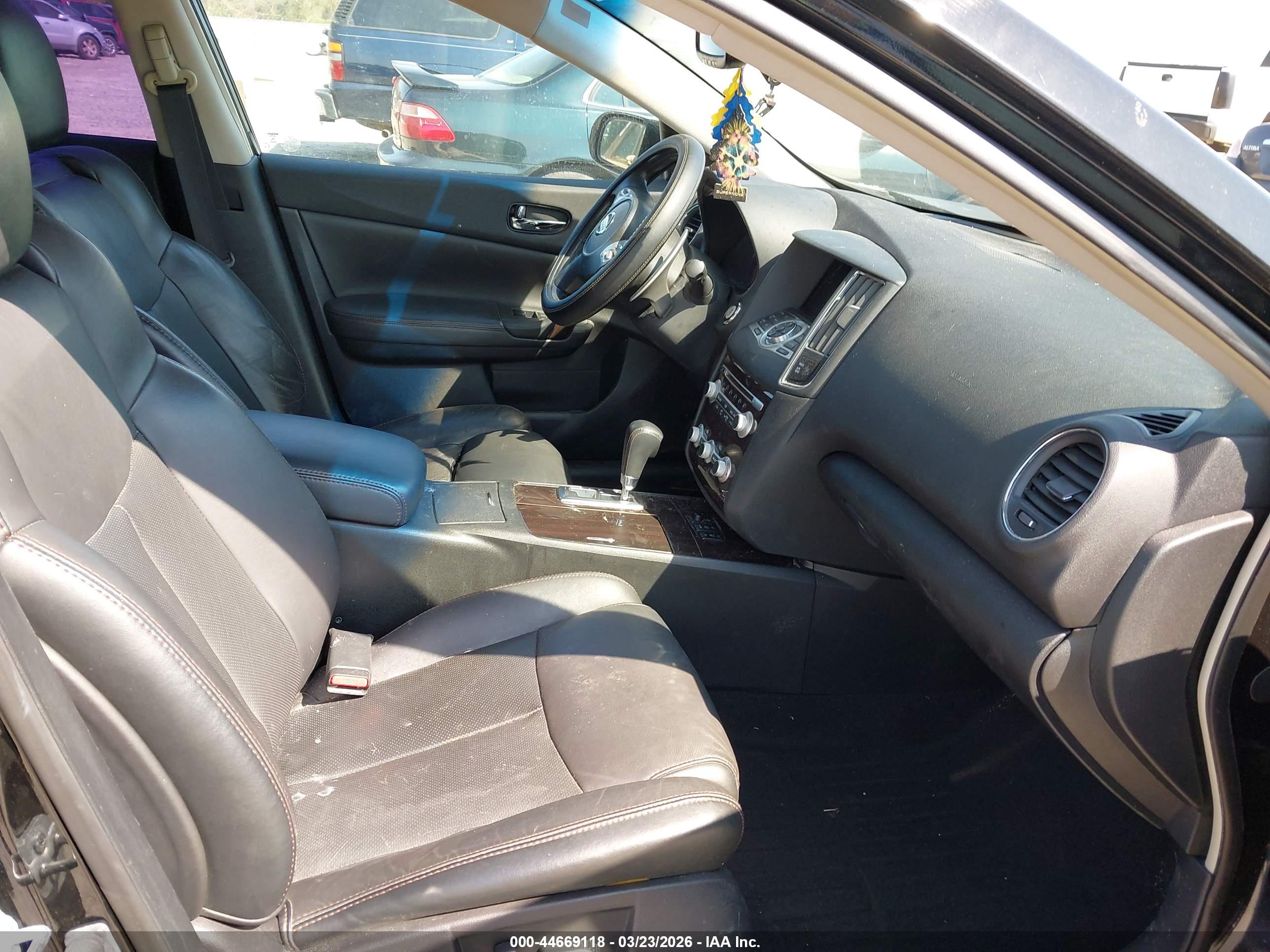 NISSAN MAXIMA image 5