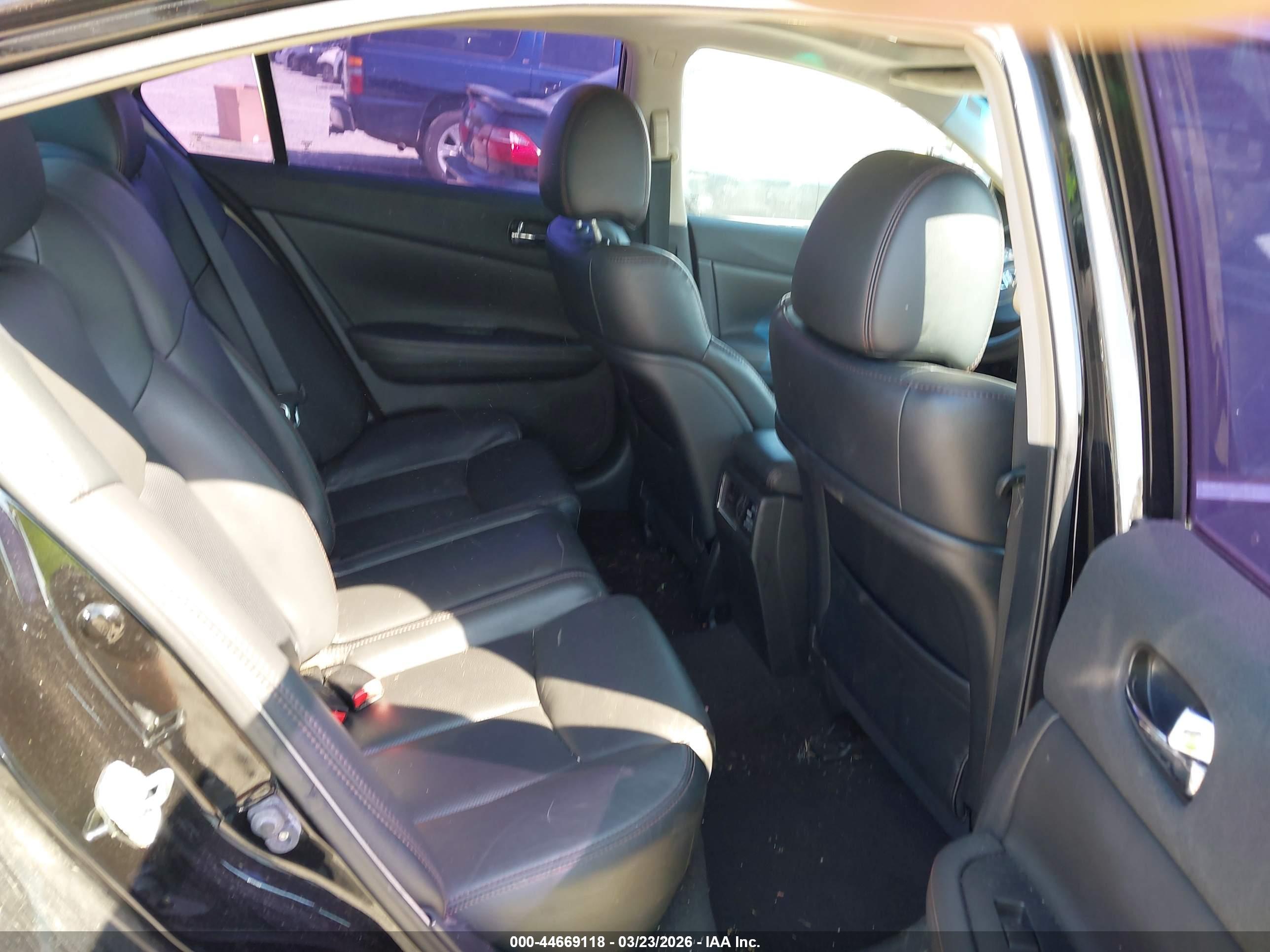NISSAN MAXIMA image 8