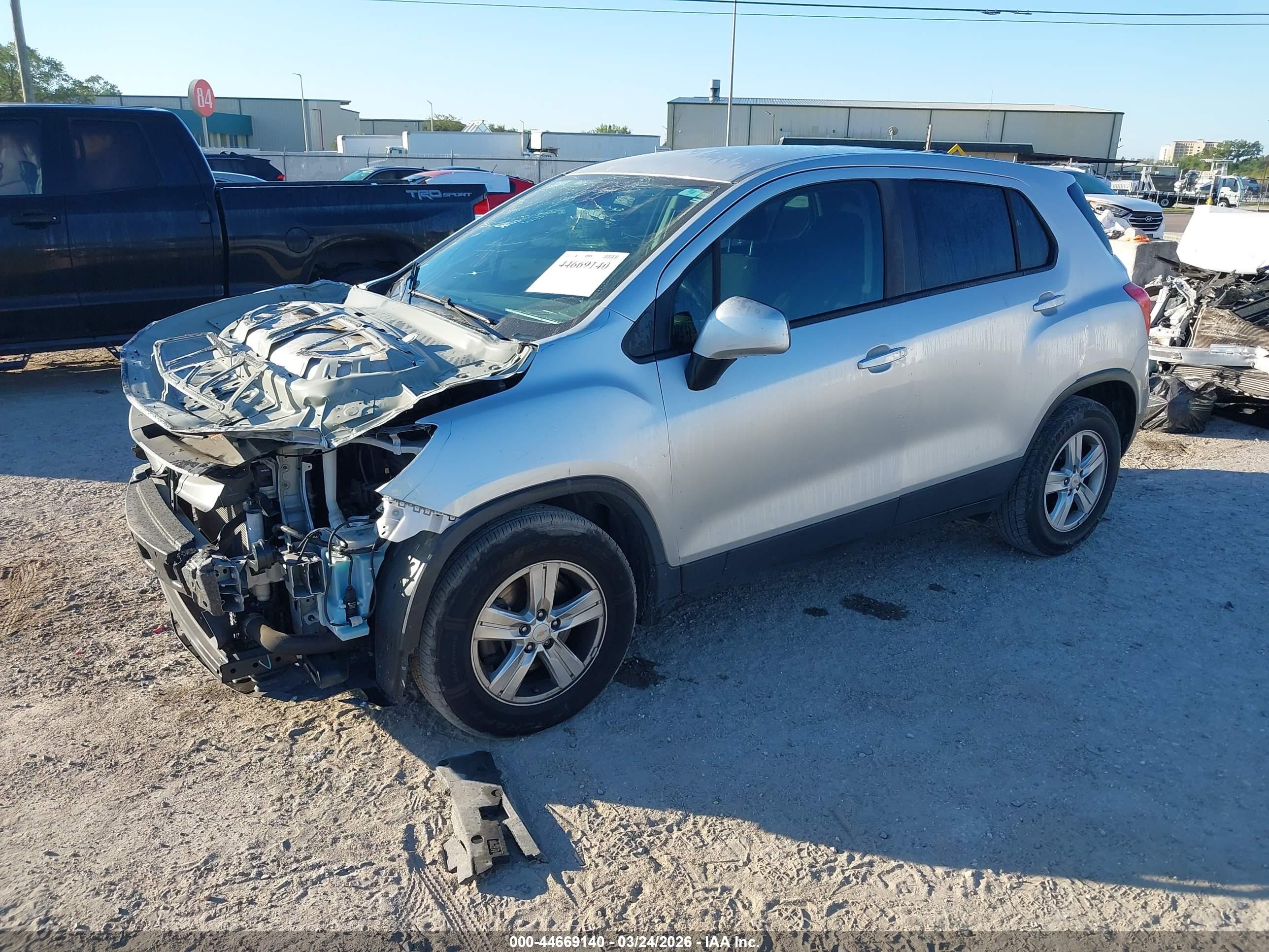 CHEVROLET TRAX image 2