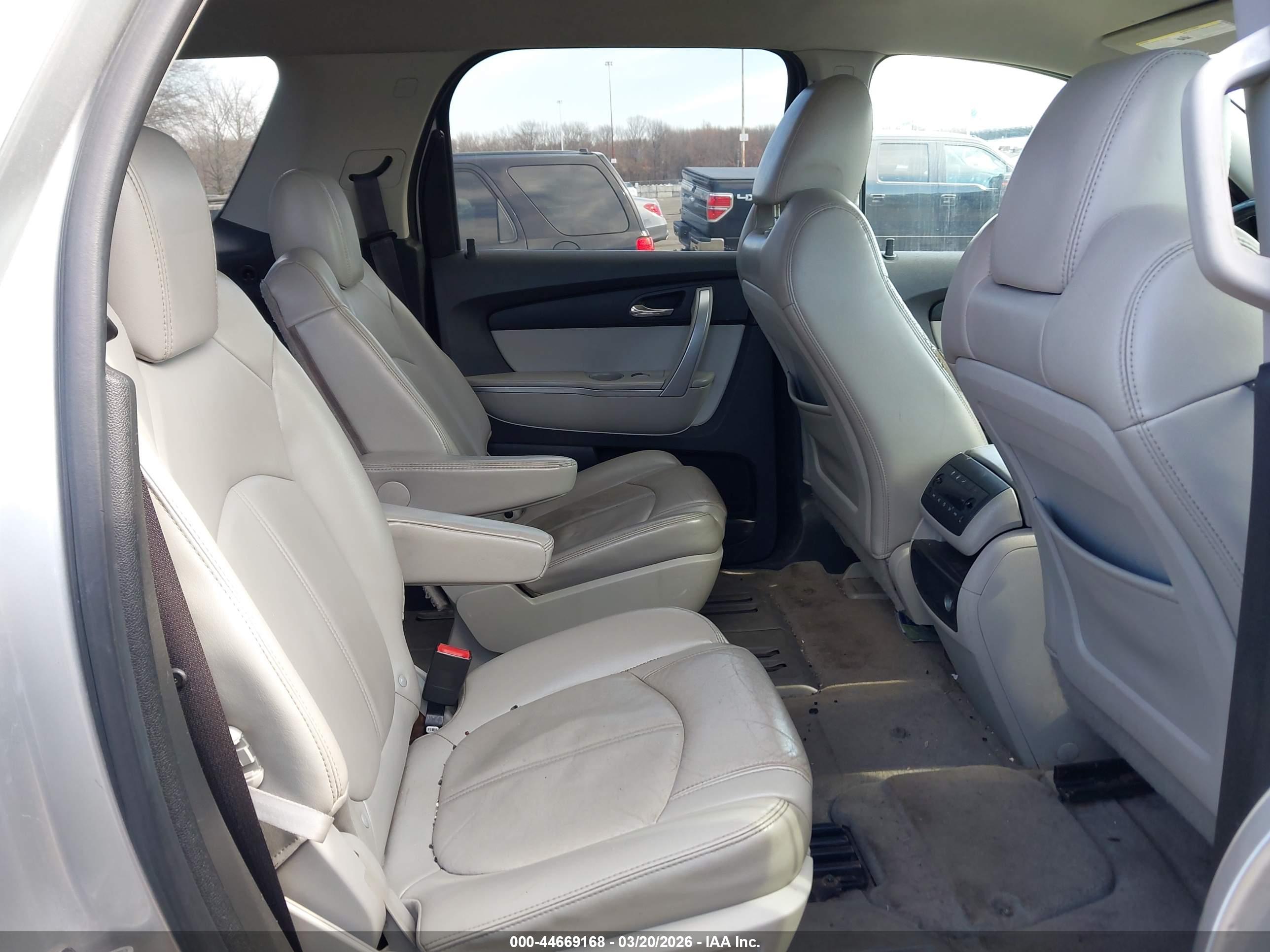 GMC ACADIA image 8