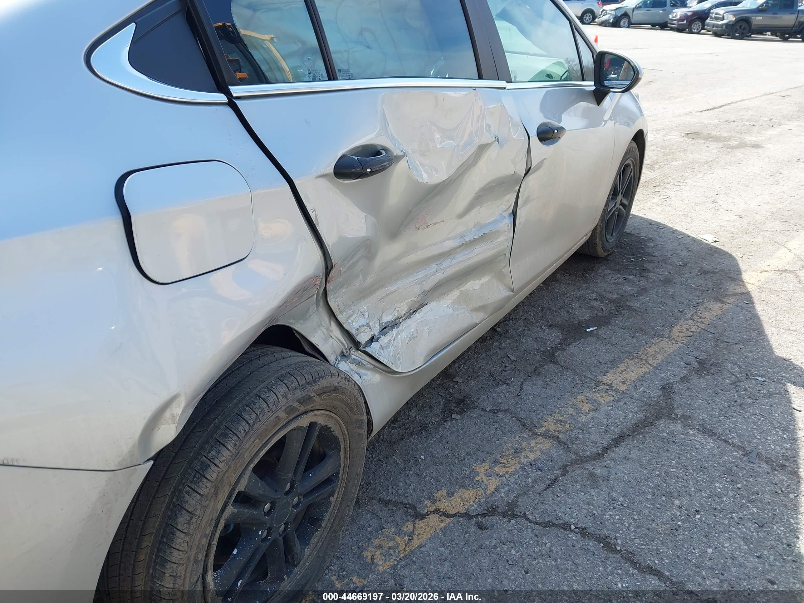 CHEVROLET CRUZE image 6