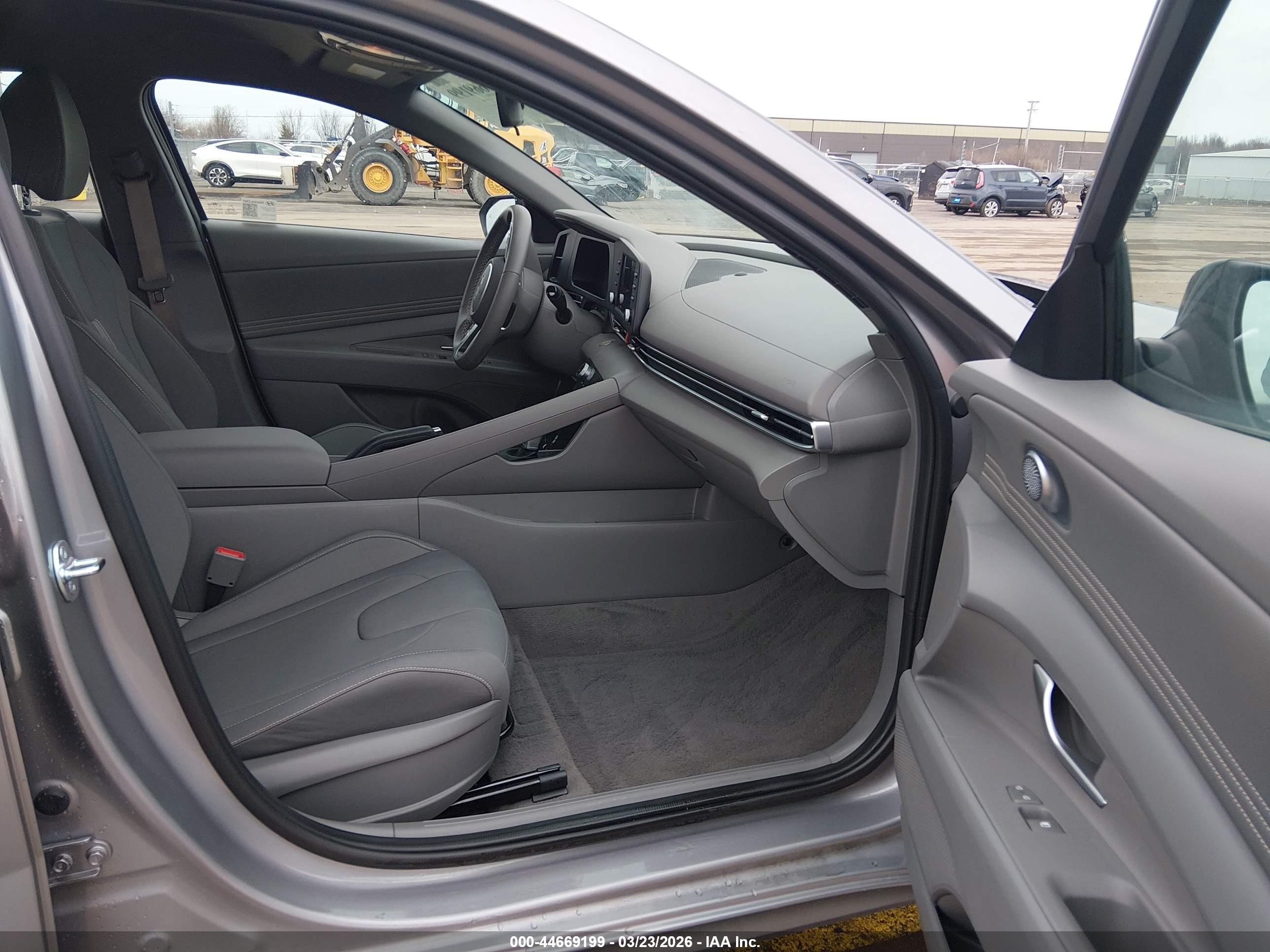 HYUNDAI ELANTRA image 5