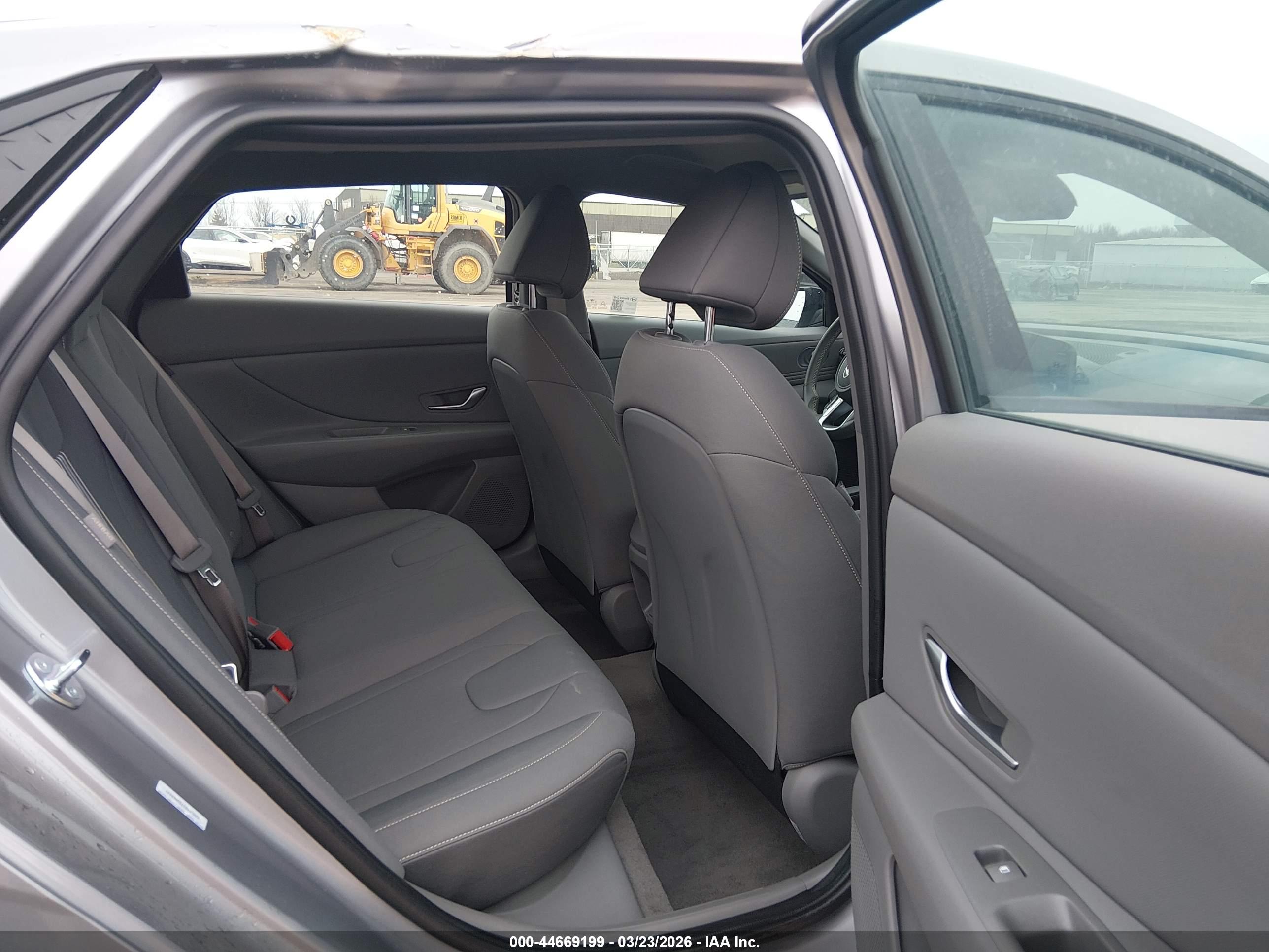 HYUNDAI ELANTRA image 8