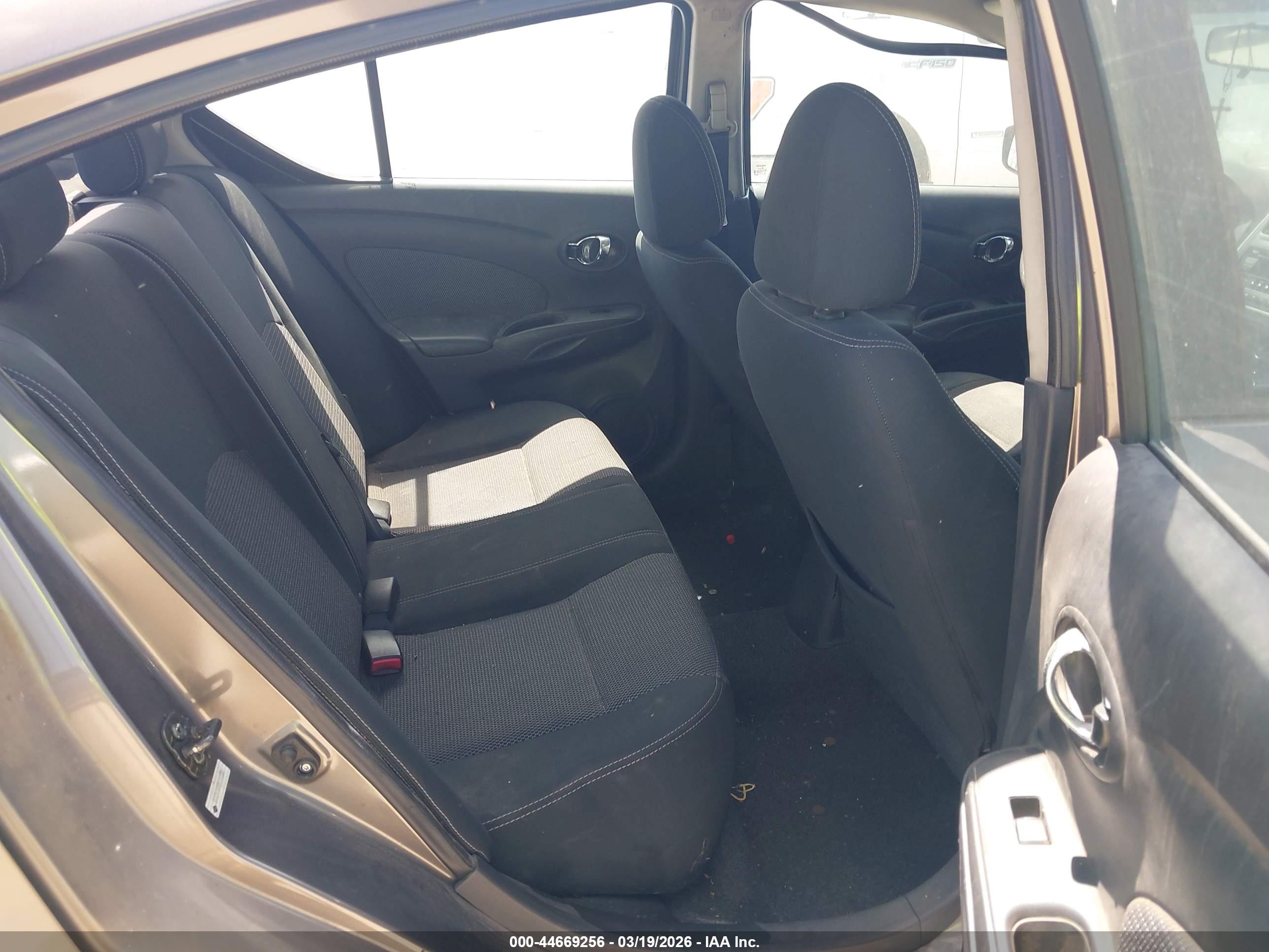 NISSAN VERSA image 8
