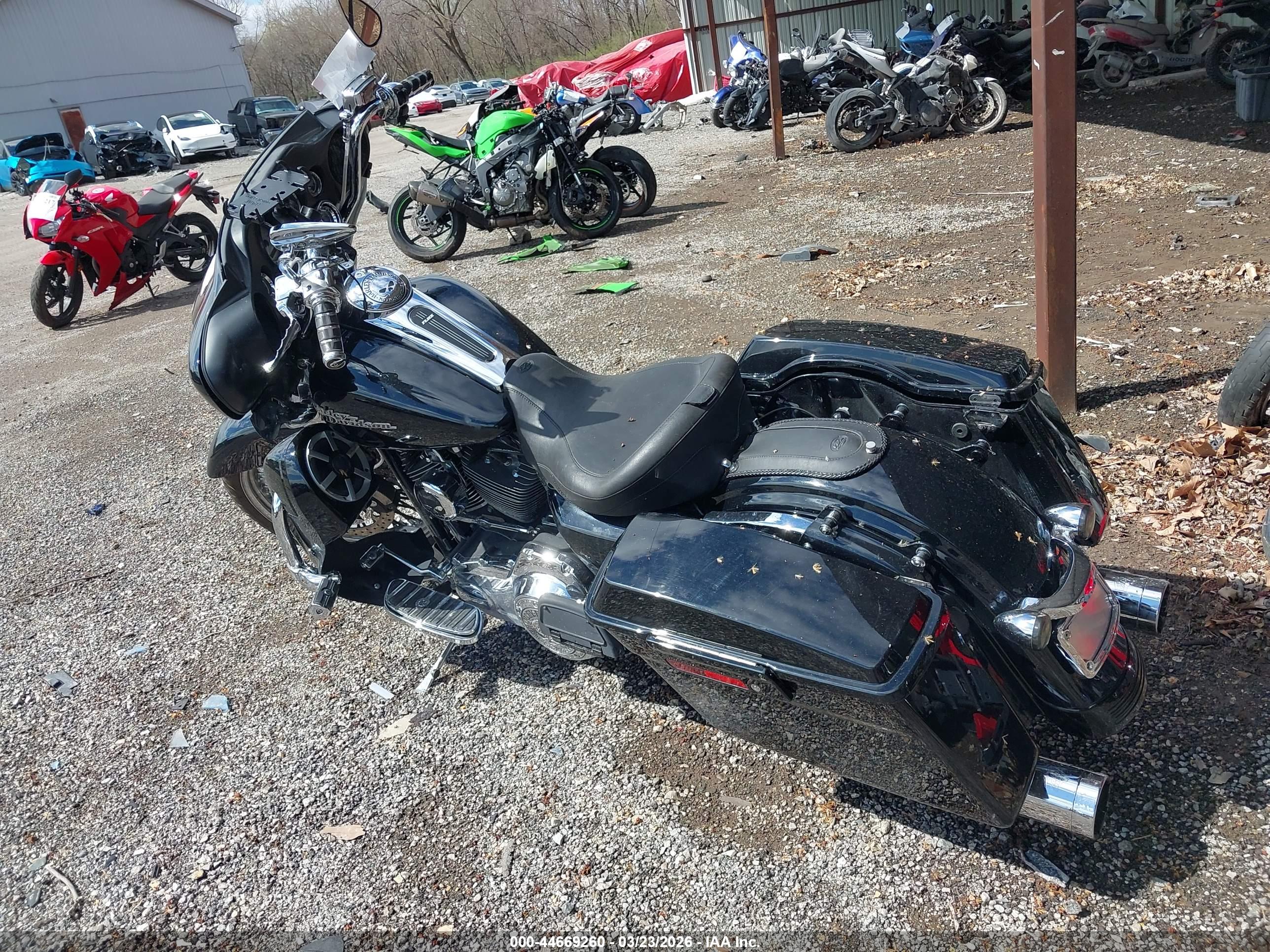 HARLEY-DAVIDSON FLHX image 3